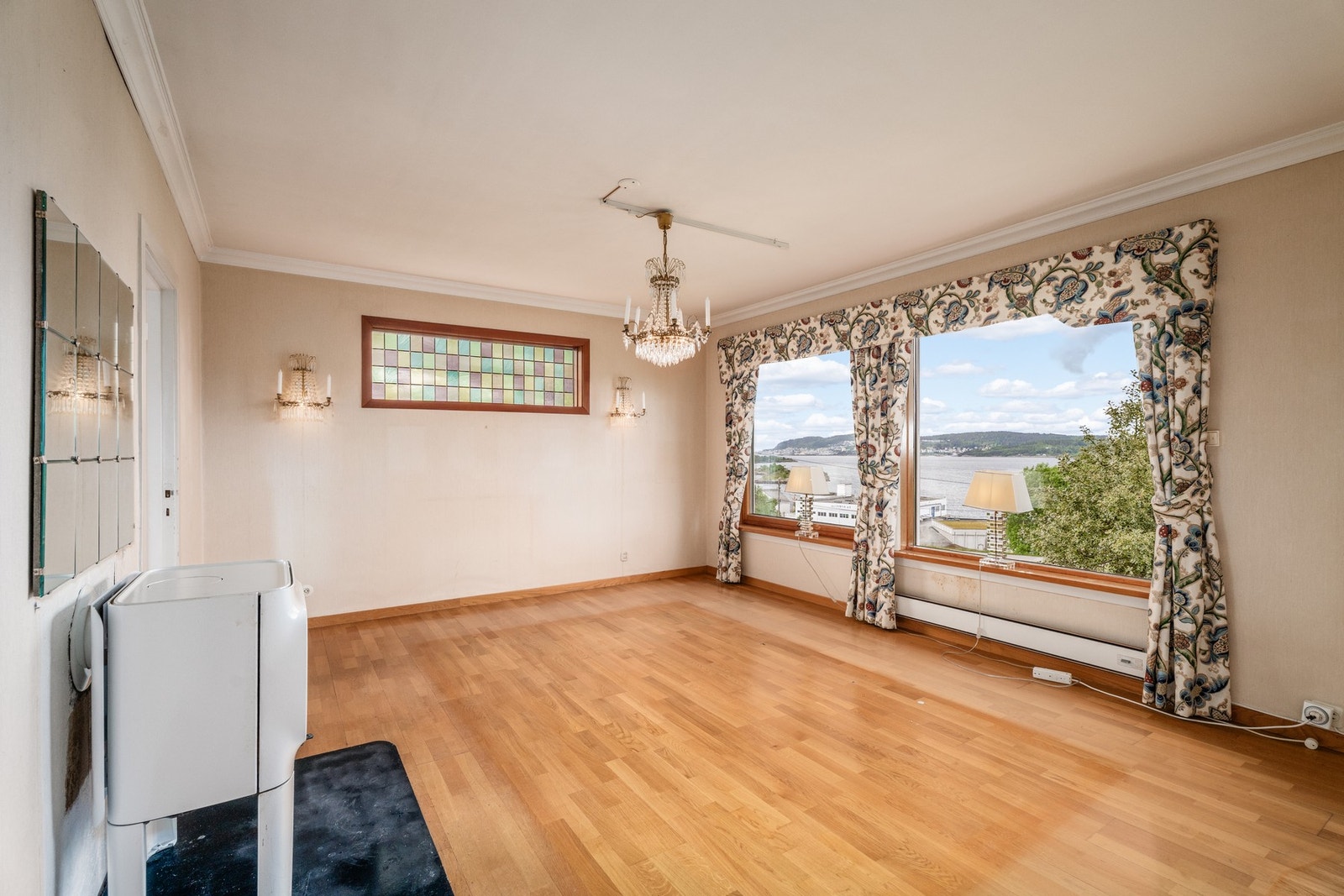 Boligen har en enkel og naturlig planløsning som er lett å møblere, der spisestuen har en åpen løsning mot kjøkkenet, og kan adskilles fra stuen med skyvedør. Galleribilde