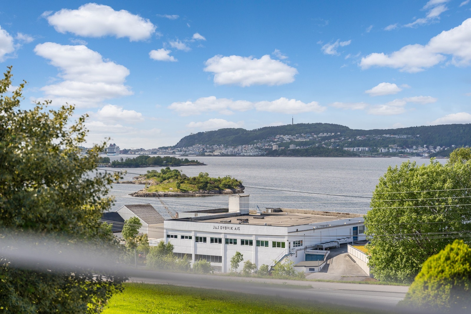 Fra eiendommen har man utsikt helt inn mot Ålesund sentrum. Galleribilde