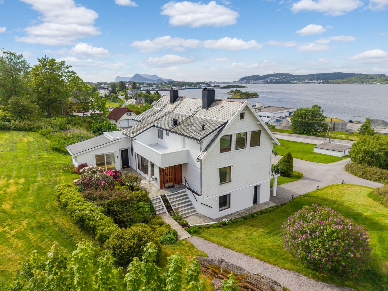 En sjarmerende, innholdsrik og eldre enebolig på Fiskarstranda. Galleribilde