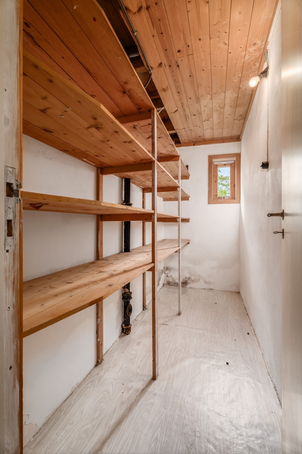 I tillegg til under trappen har man en egen bod med hyller som gir god utnyttelse av plassen. Galleribilde