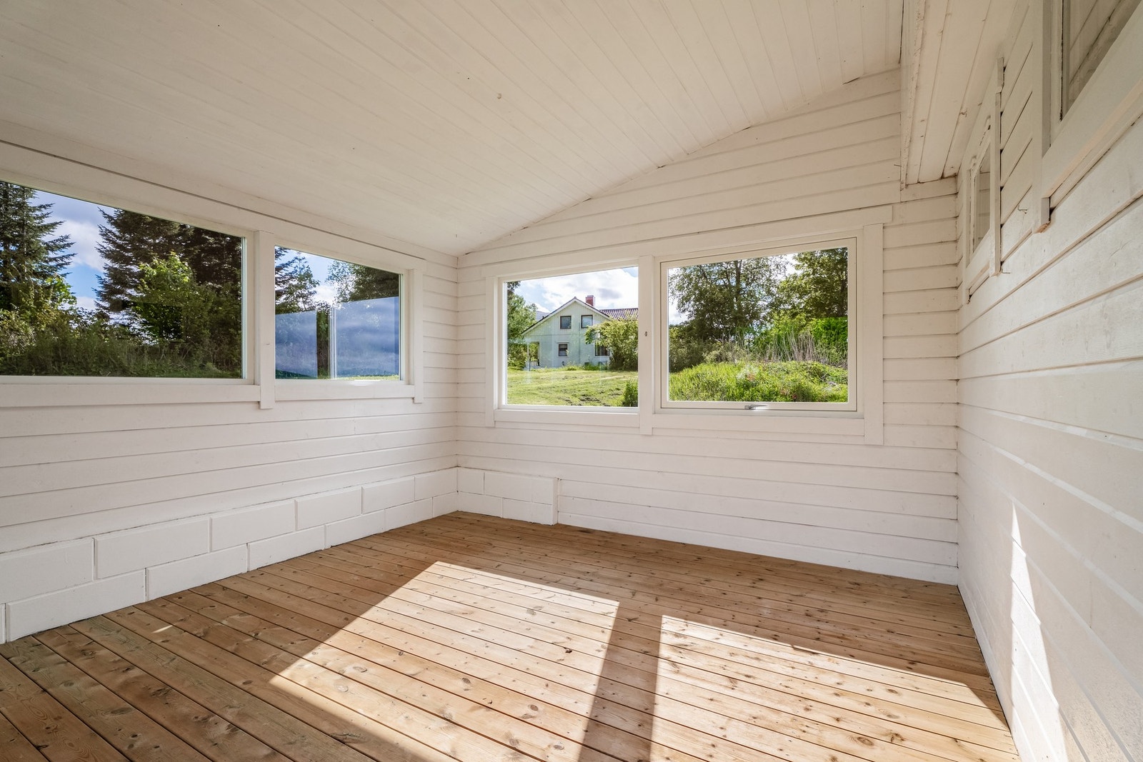 I tillegg til gode uteområder har man tilgang fra gangen til en flott utestue. Galleribilde