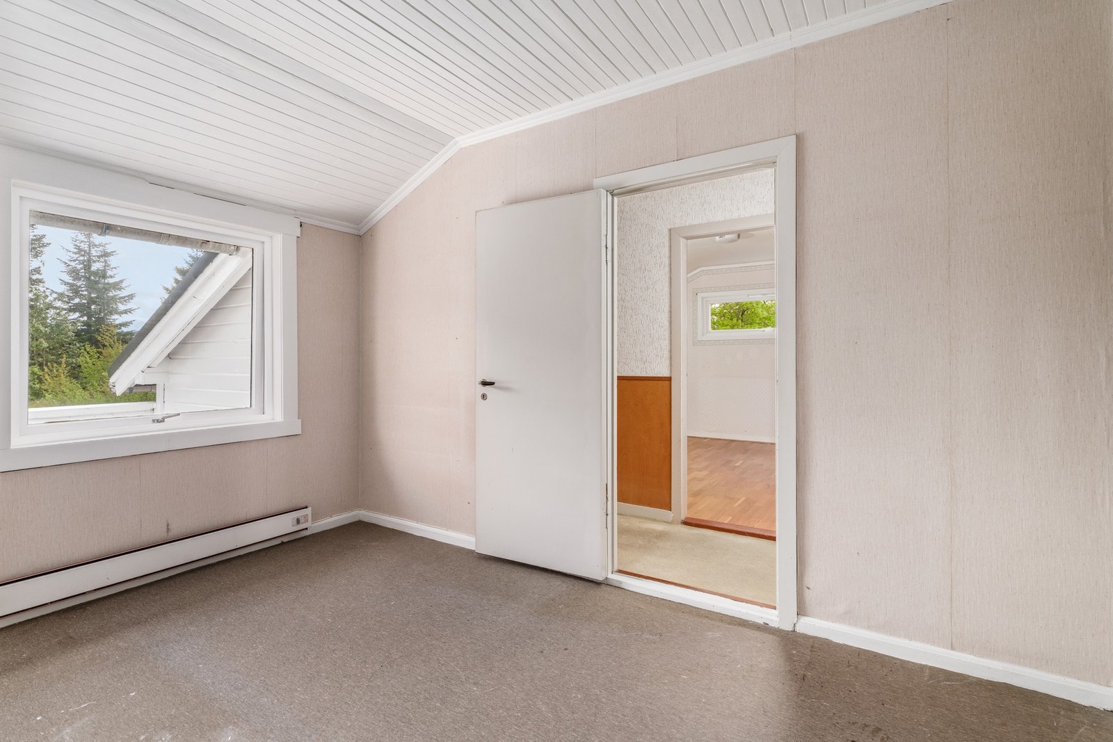 Soverom 1, loftetasjen byr på fem romslige soverom med god plass til en stor familie. Galleribilde