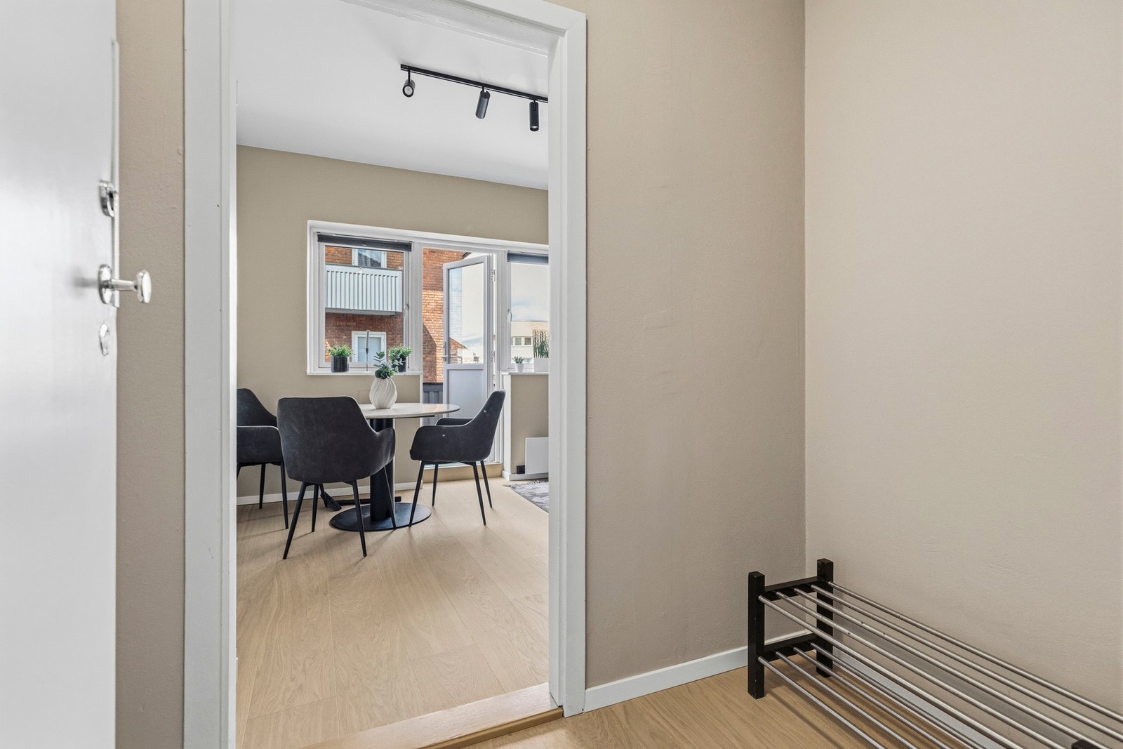 Det er god plass til garderobeskap i entré. Galleribilde