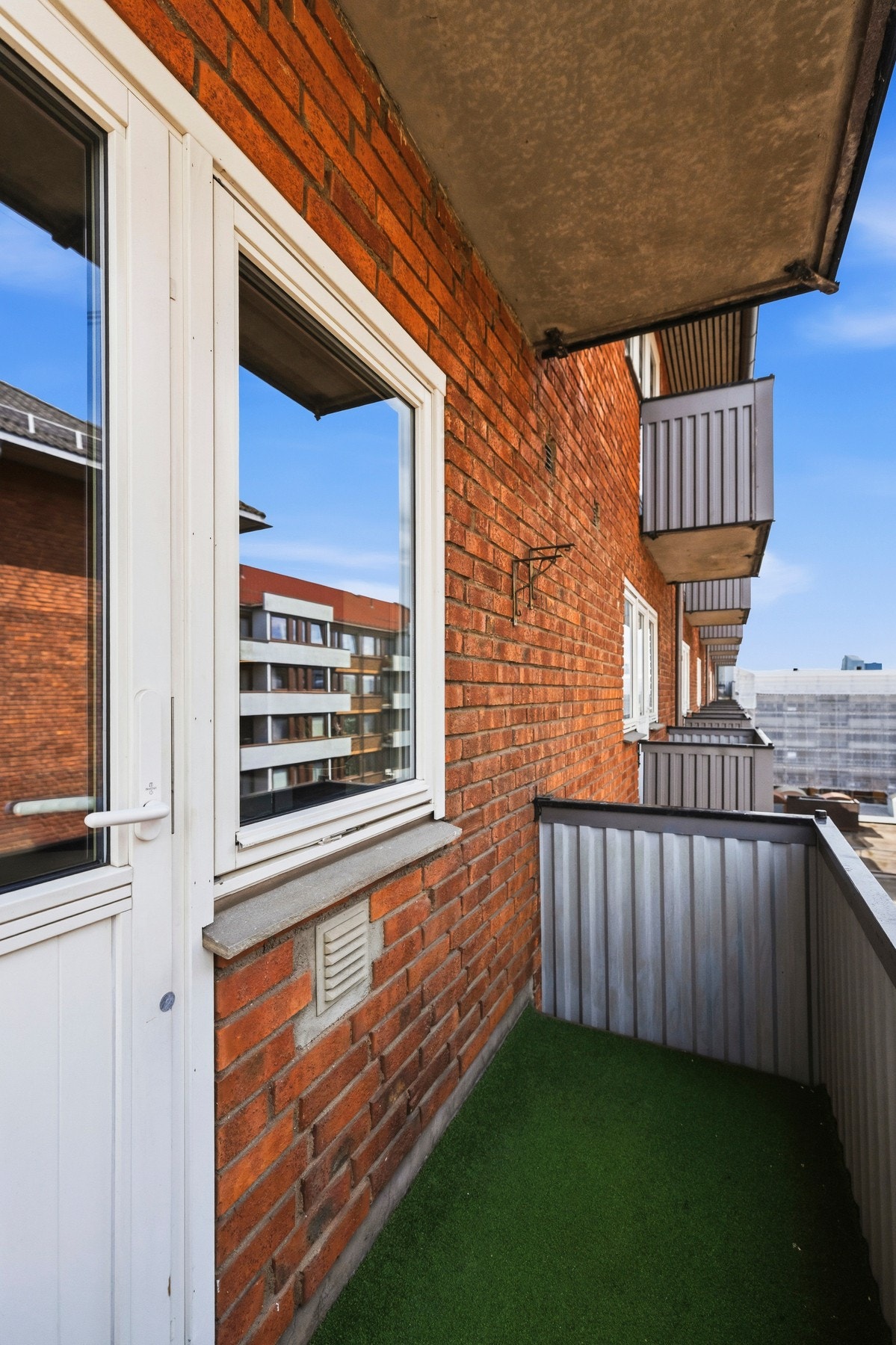 Leilighet med nyere vinduer og egen balkong på Grünerløkka. Galleribilde