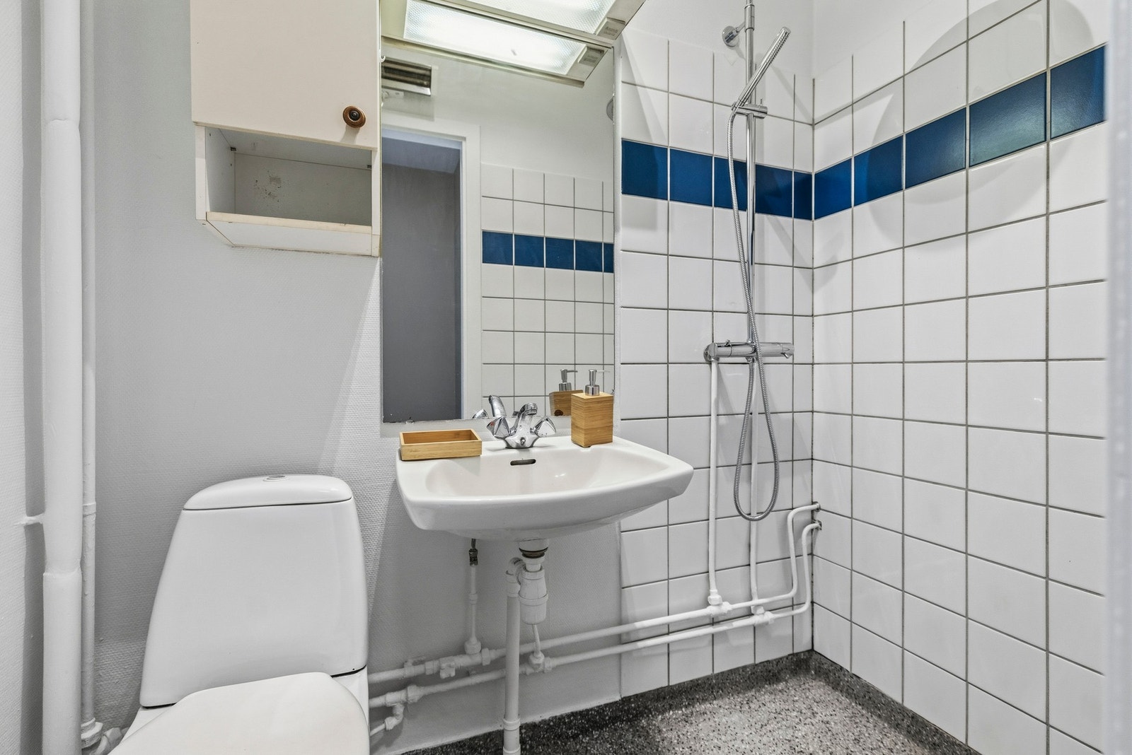 Baderom med både waterfall- og hånddusj. Lave fellesutgifter, ingen dokumentavgift og felles varmtvann inkludert, noe som gir svært gunstige månedlige kostnader. Galleribilde