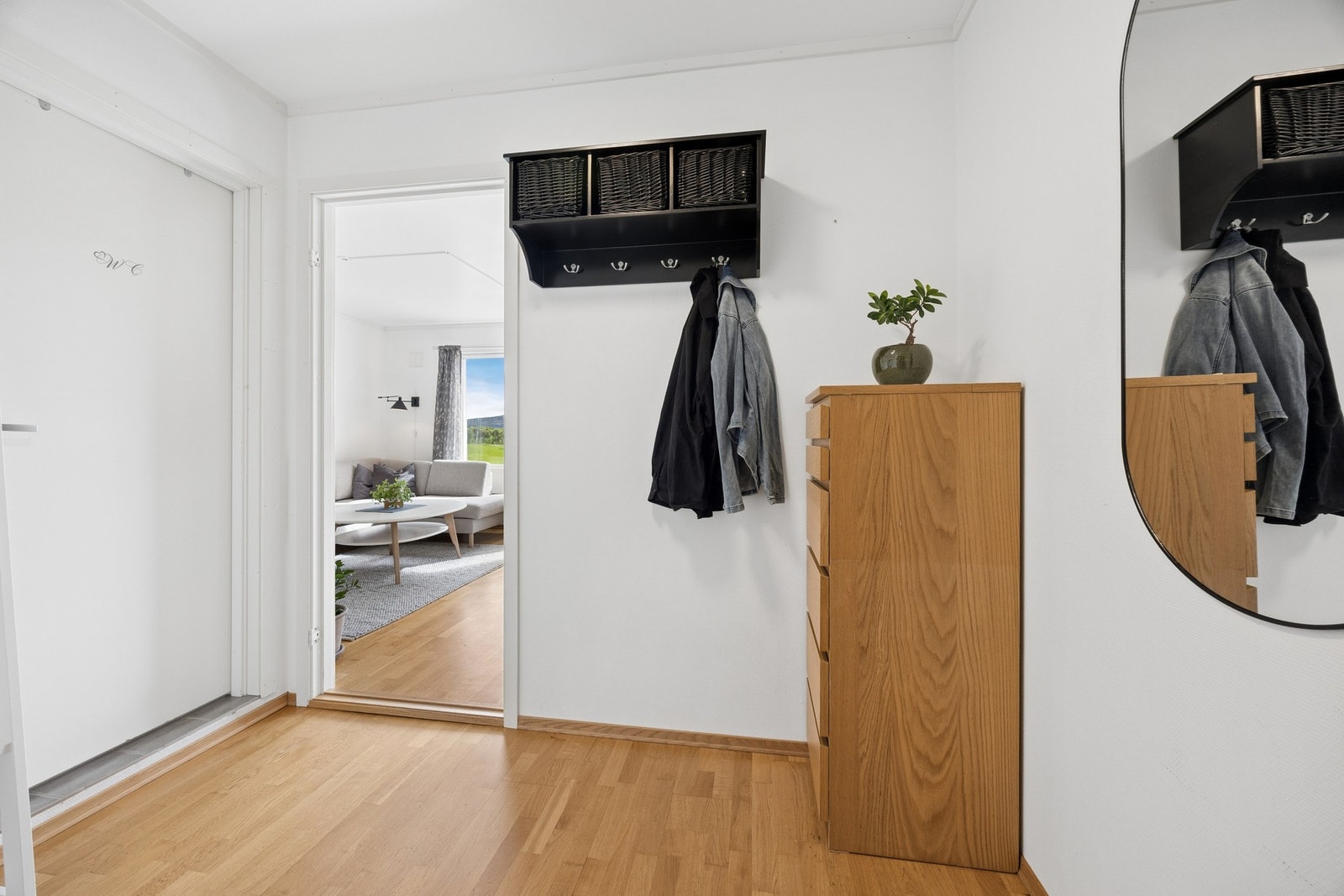 Entréen med plass til oppbevaring av yttertøy og sko. Galleribilde