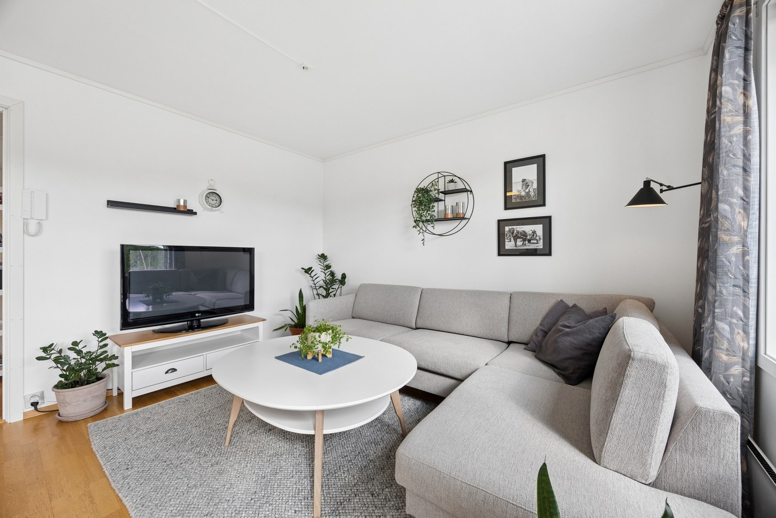 Lyse overflater og parkett på gulv i stua. Galleribilde