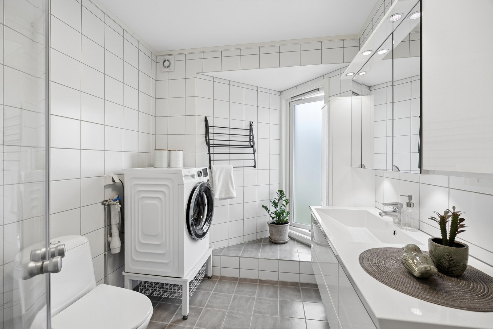 Det er opplegg for vaskemaskin på badet. Galleribilde
