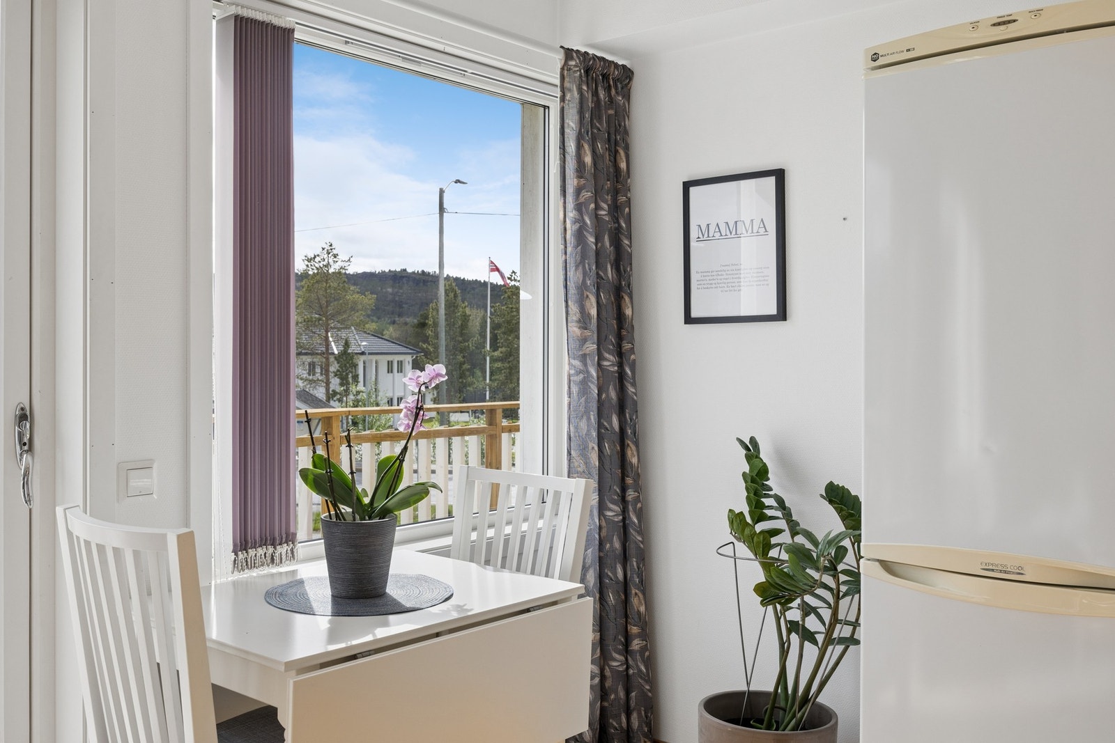 Ved vinduet er det plass til spisebord. Galleribilde