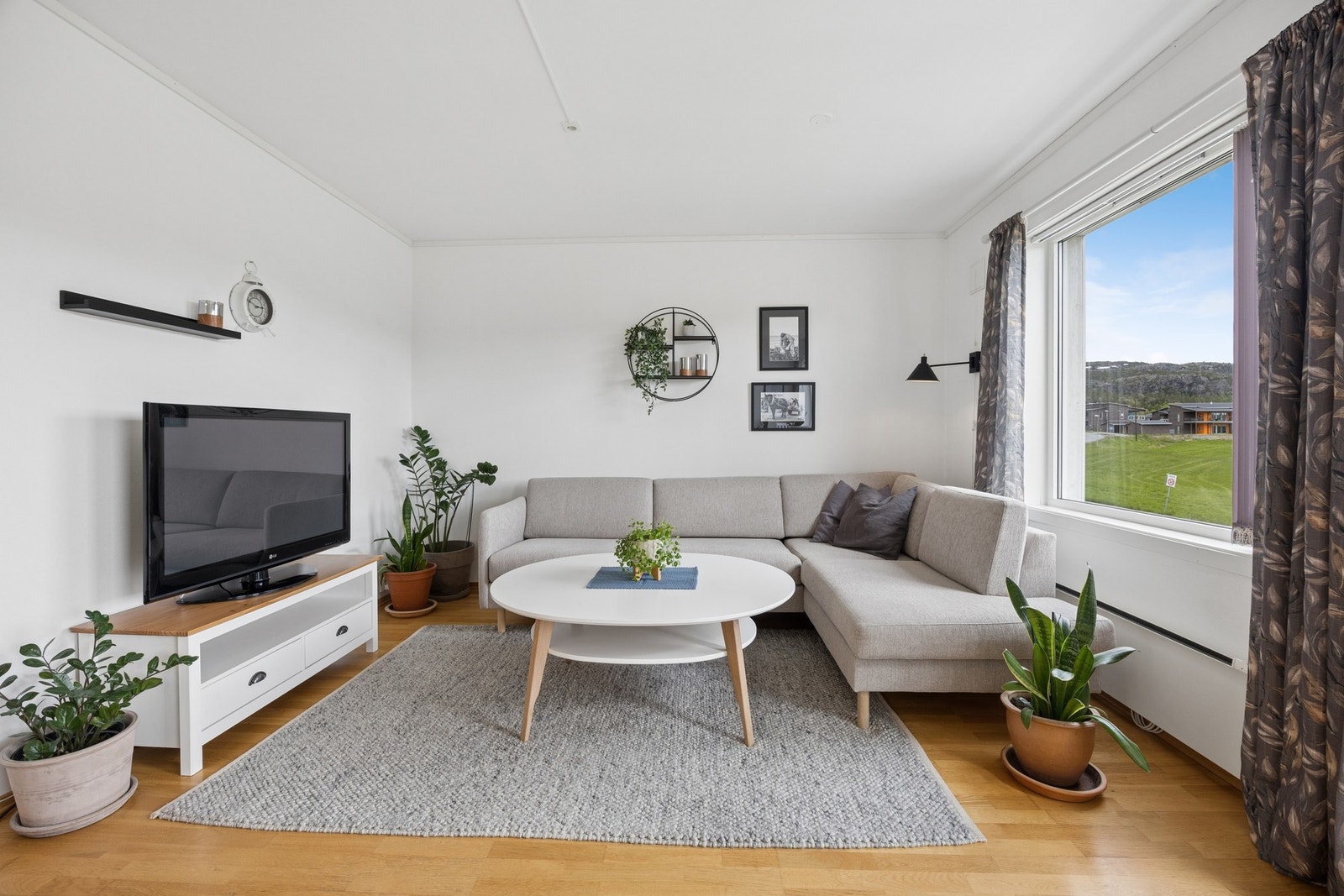 Stuen har plass til en sofagruppe og TV-møblement. Galleribilde