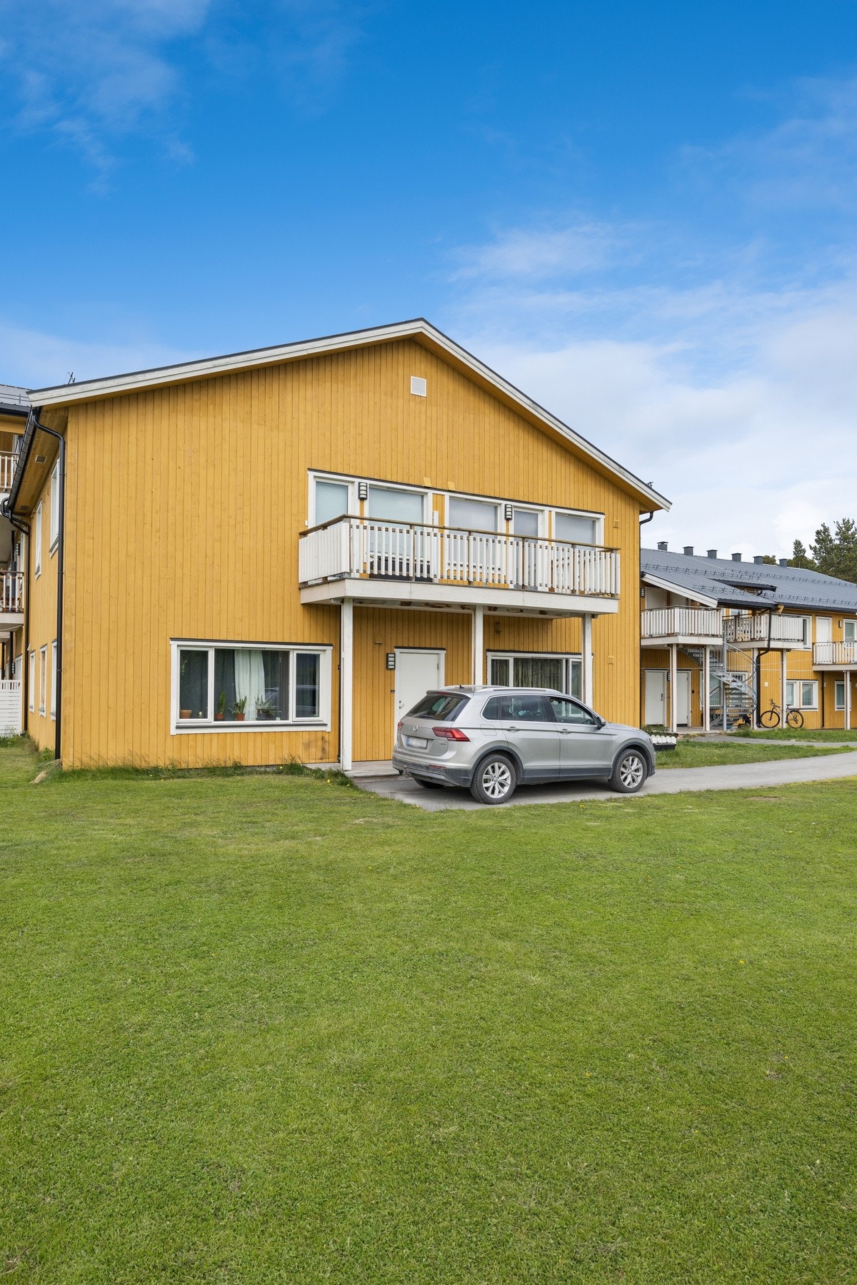 Bygget har en praktisk plassering i et etablert boligområde. Galleribilde