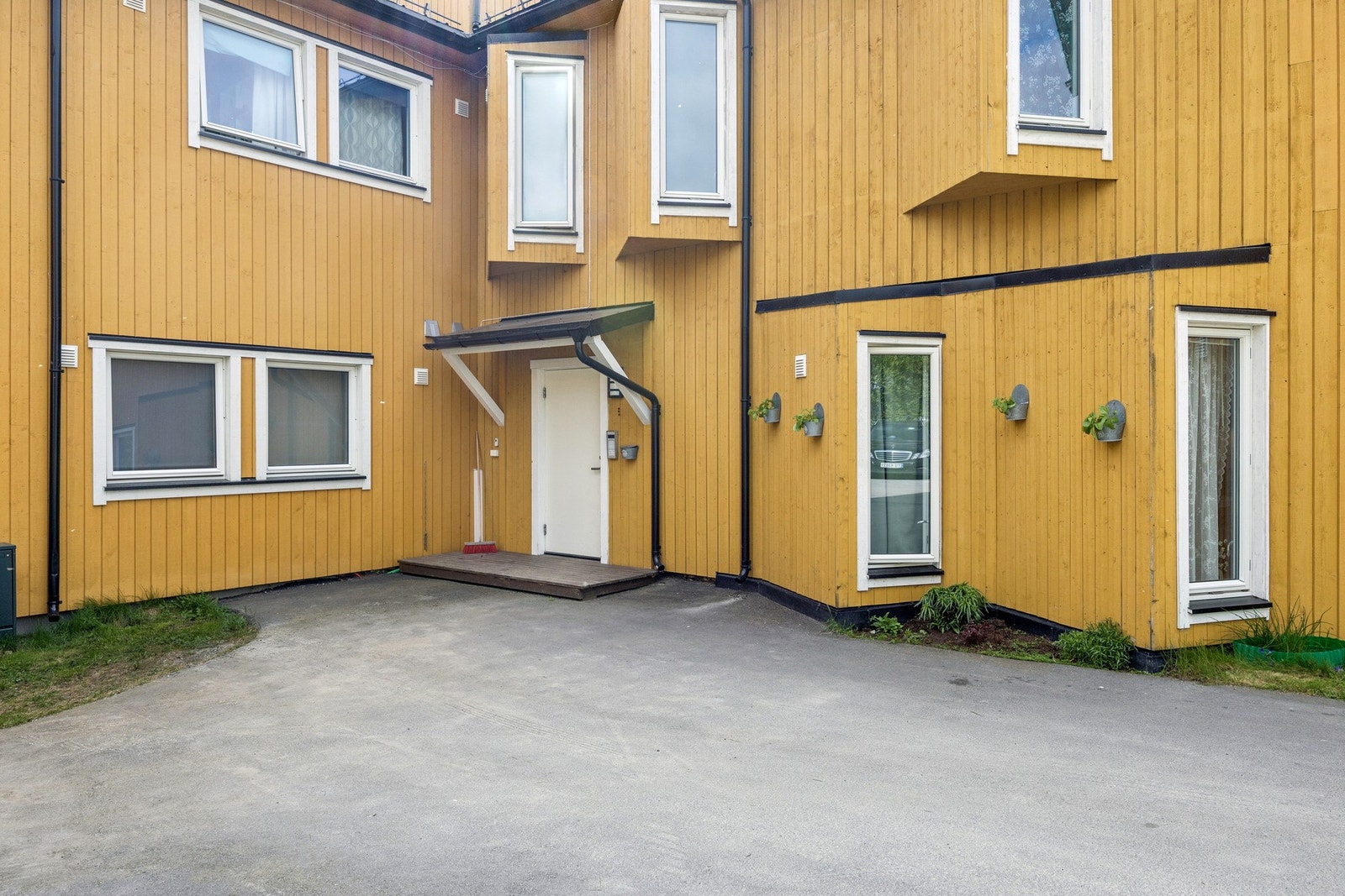 Egen inngang fra svalgang på baksiden av bygget. Galleribilde