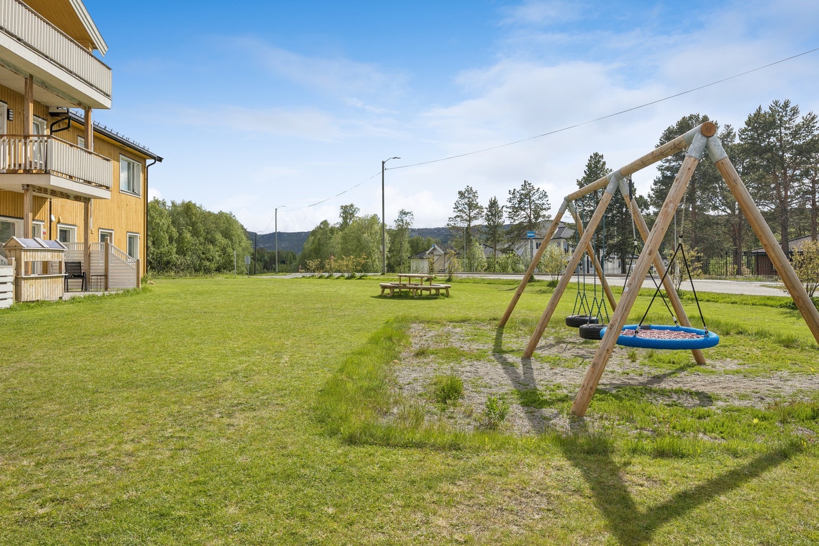 Store, grønne fellesarealer med lekeplass. Galleribilde
