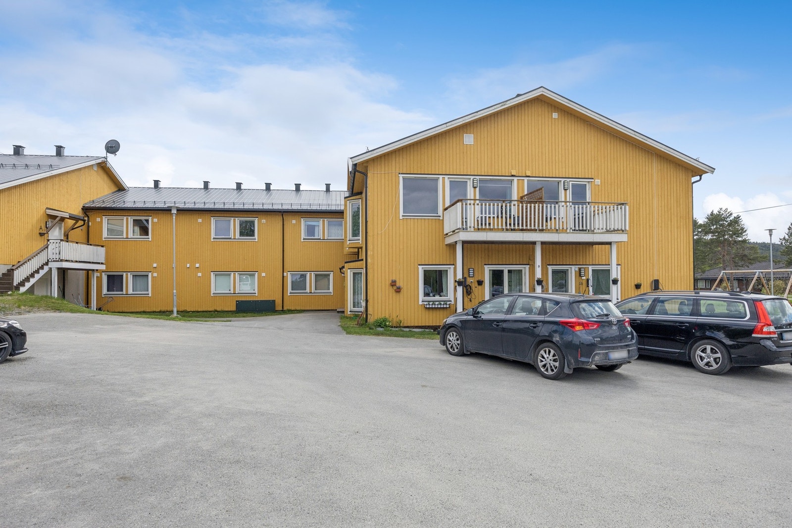 Gode parkeringsmuligheter på felles, asfaltert tomt. Galleribilde
