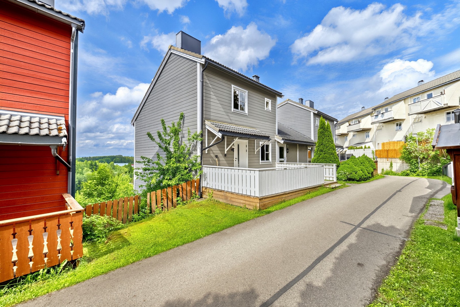 Velkommen til Jettegryta 41 - en velholdt og pen 4-roms selveierleilighet over to plan. Galleribilde