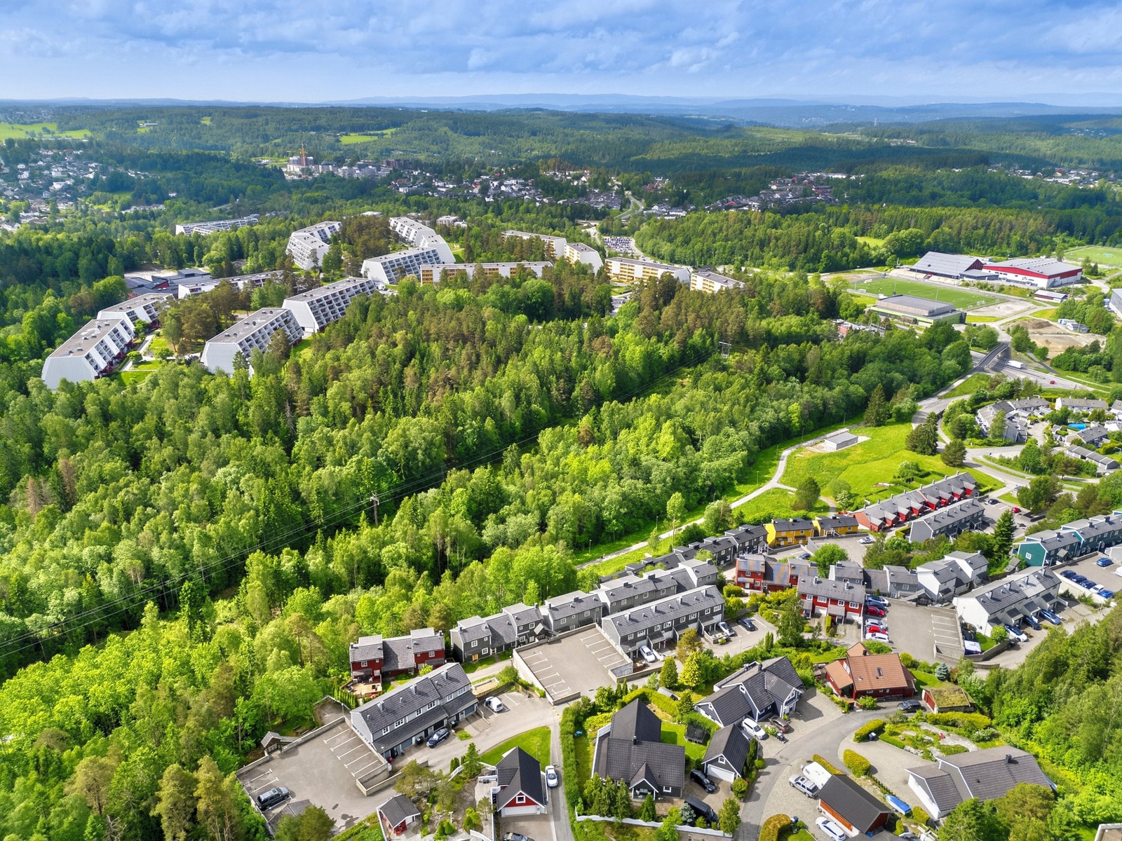 Langhusområdet er perfekt for fritidsaktiviteter utendørs, og Nøstvedtmarka byr på et stort nett av turstier. Galleribilde