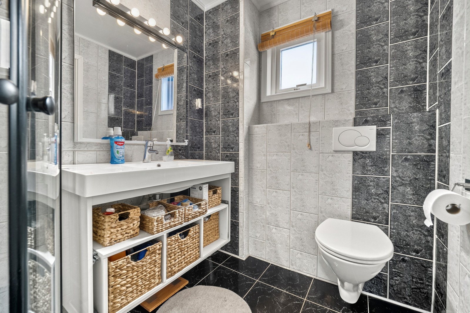 Badet ligger ved soverommene i andre etasje, og har fliser på veggene og fliser på gulv med gulvvarme. Galleribilde
