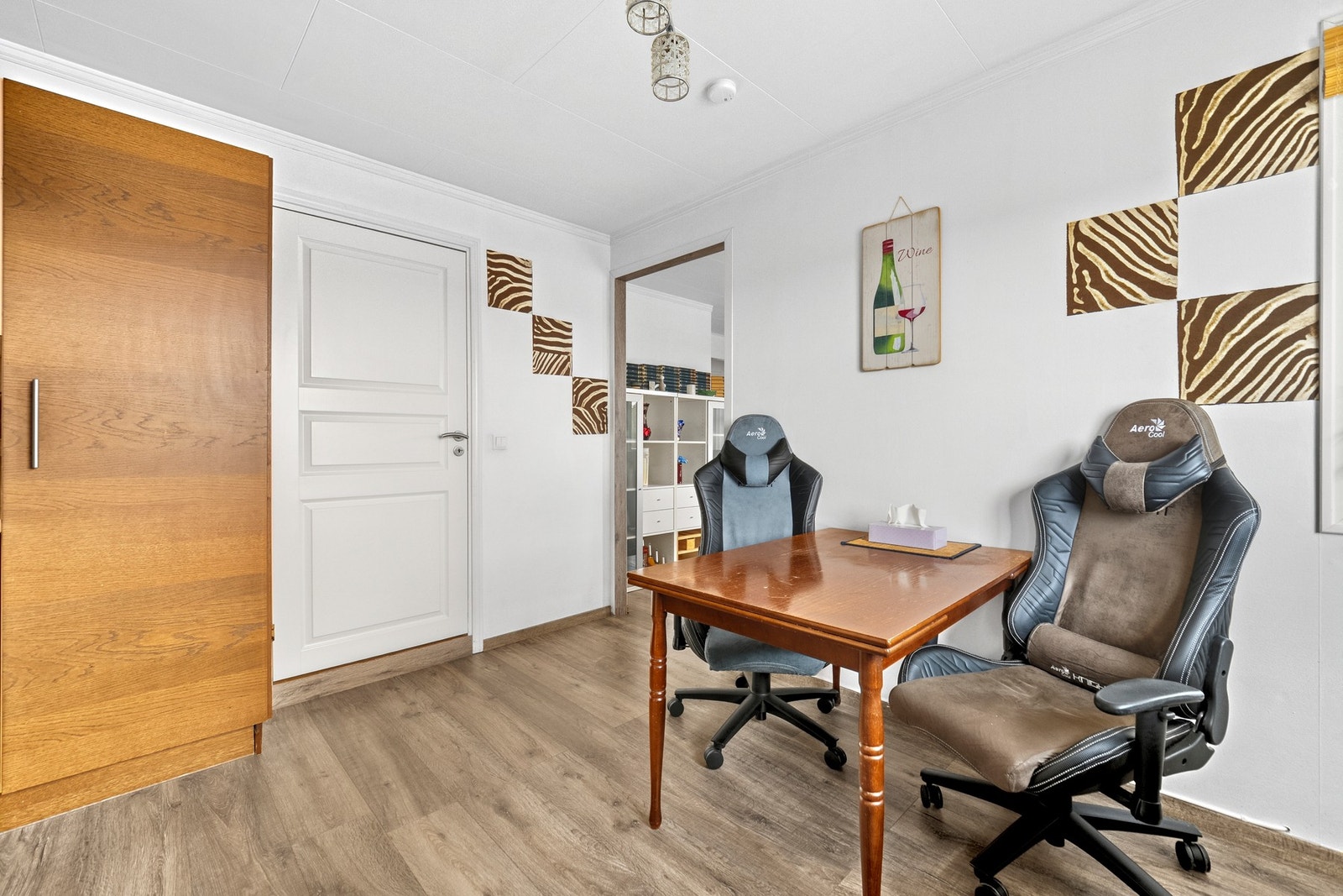 Det er god plass til spisebord på kjøkkenet. Galleribilde