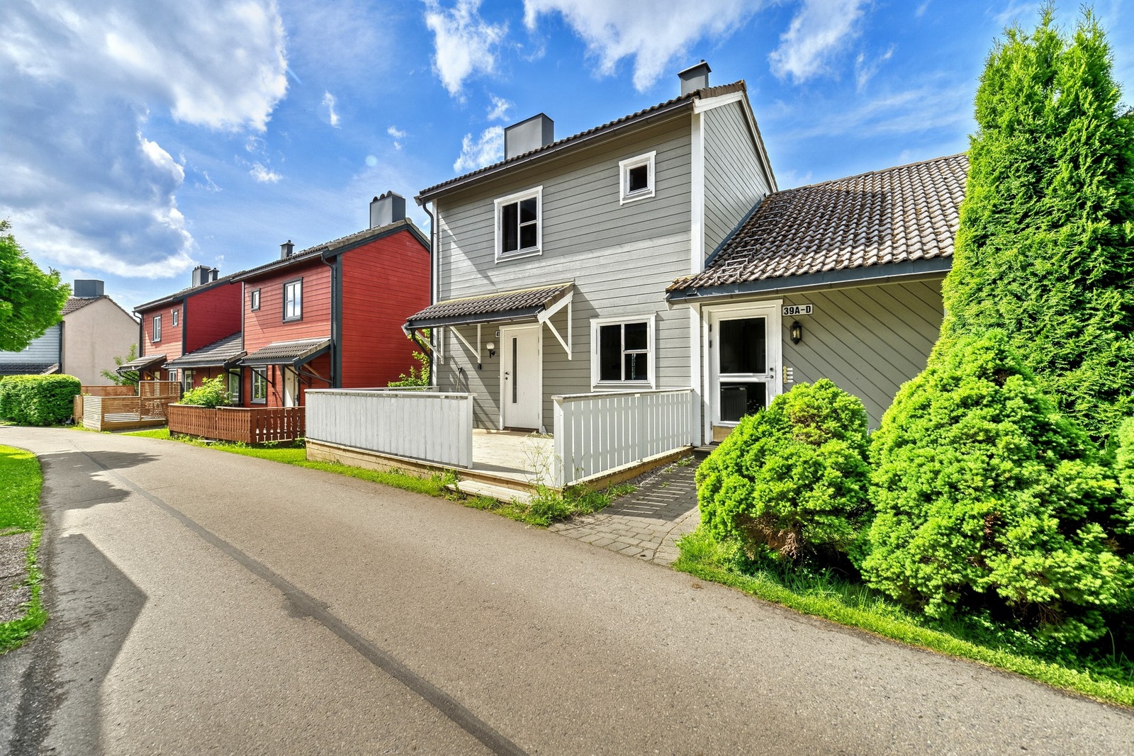 Fellestomten er pent opparbeidet med plenarealer, prydbusker og asfalterte internveier. Galleribilde