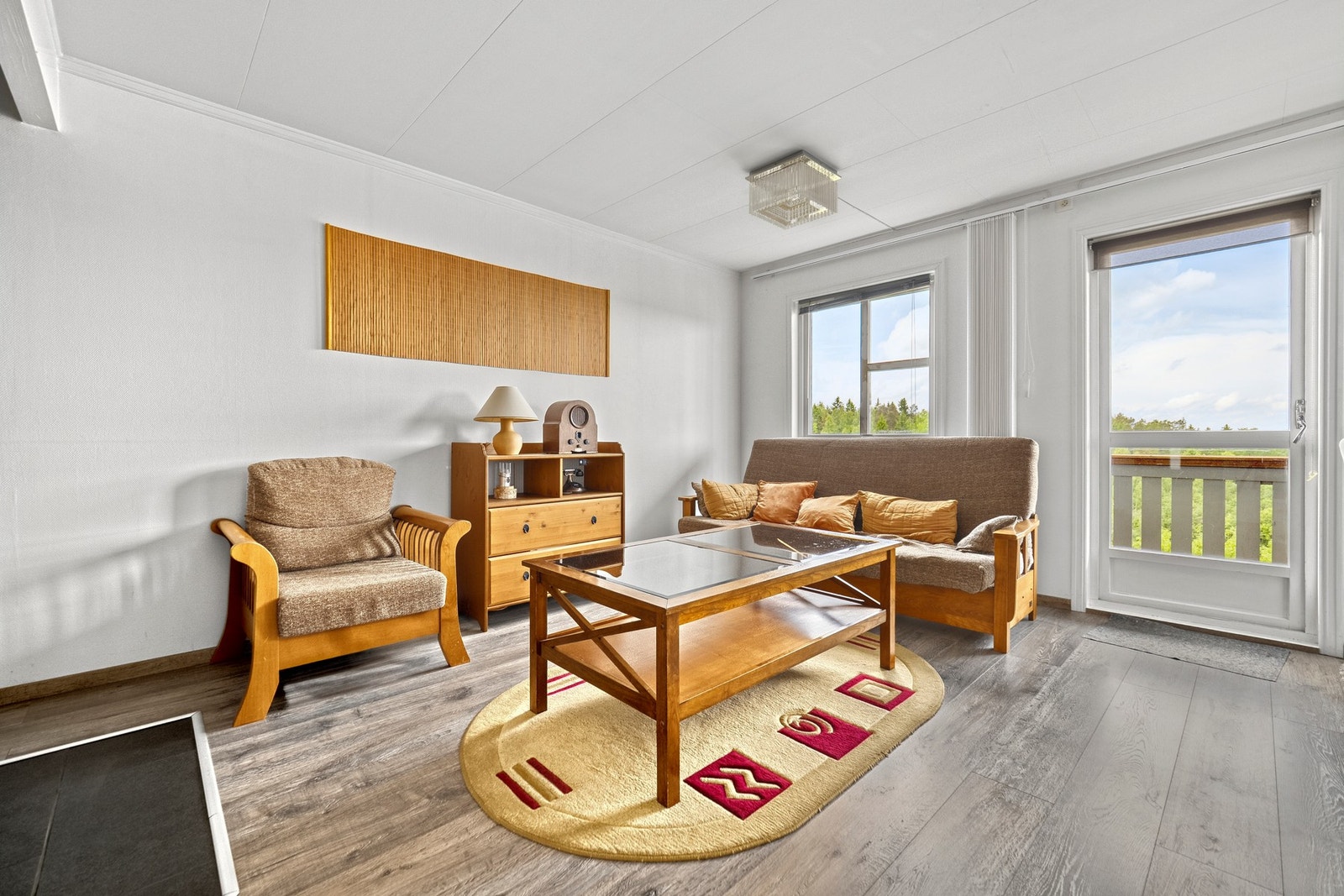 Dagslyset som strømmer inn via store vinduer gjenspeiles fint i de hvitmalte overflatene. Galleribilde