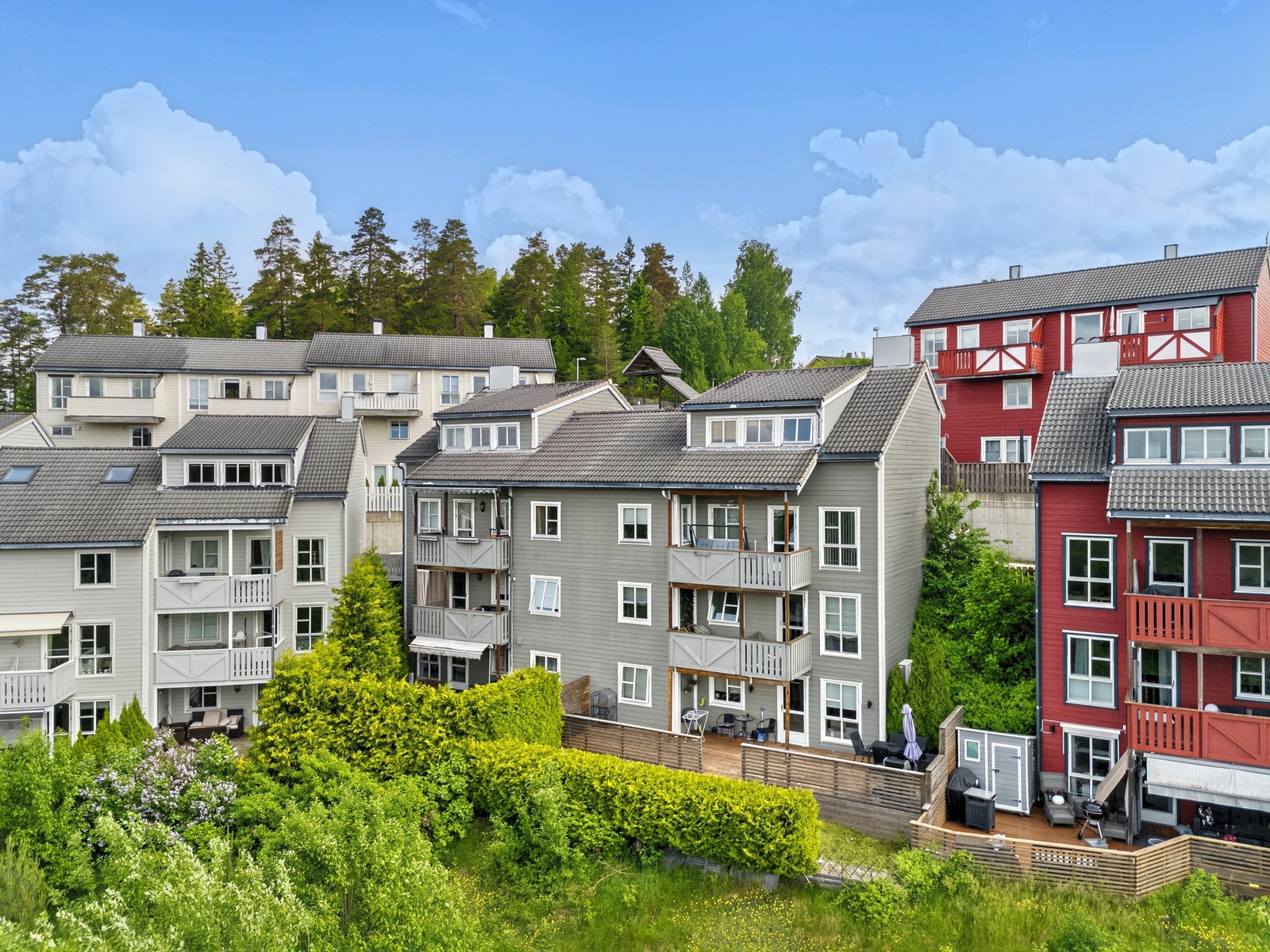 Leiligheten ligger i et landlig og sentralt boligområde på Langhus i Nordre Follo kommune. Galleribilde