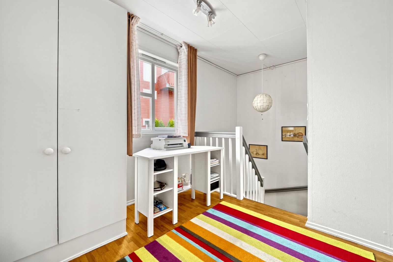 I gangen ved soverommene i 2. etasje er det et romslig garderobeskap. Galleribilde