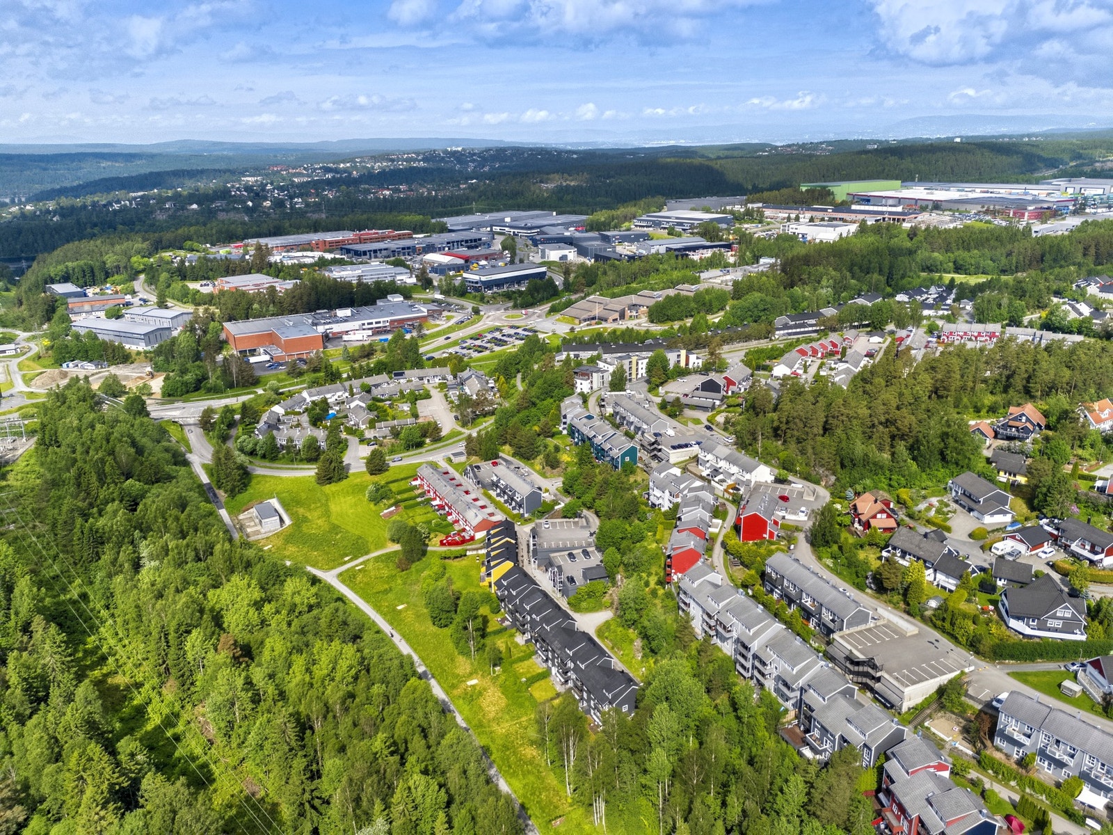 Eiendommen ligger barnevennlig og attraktivt til, med nærhet til busstopp, matbutikk, idrettsanlegg og svømmehall. Galleribilde
