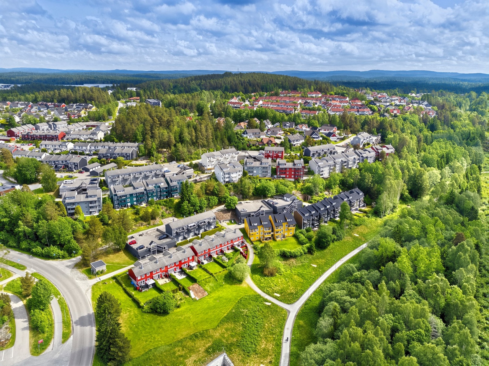 På tross av sin landlige beliggenhet er det kort vei til påkjøringen til E6 og god offentlig kommunikasjon. Galleribilde