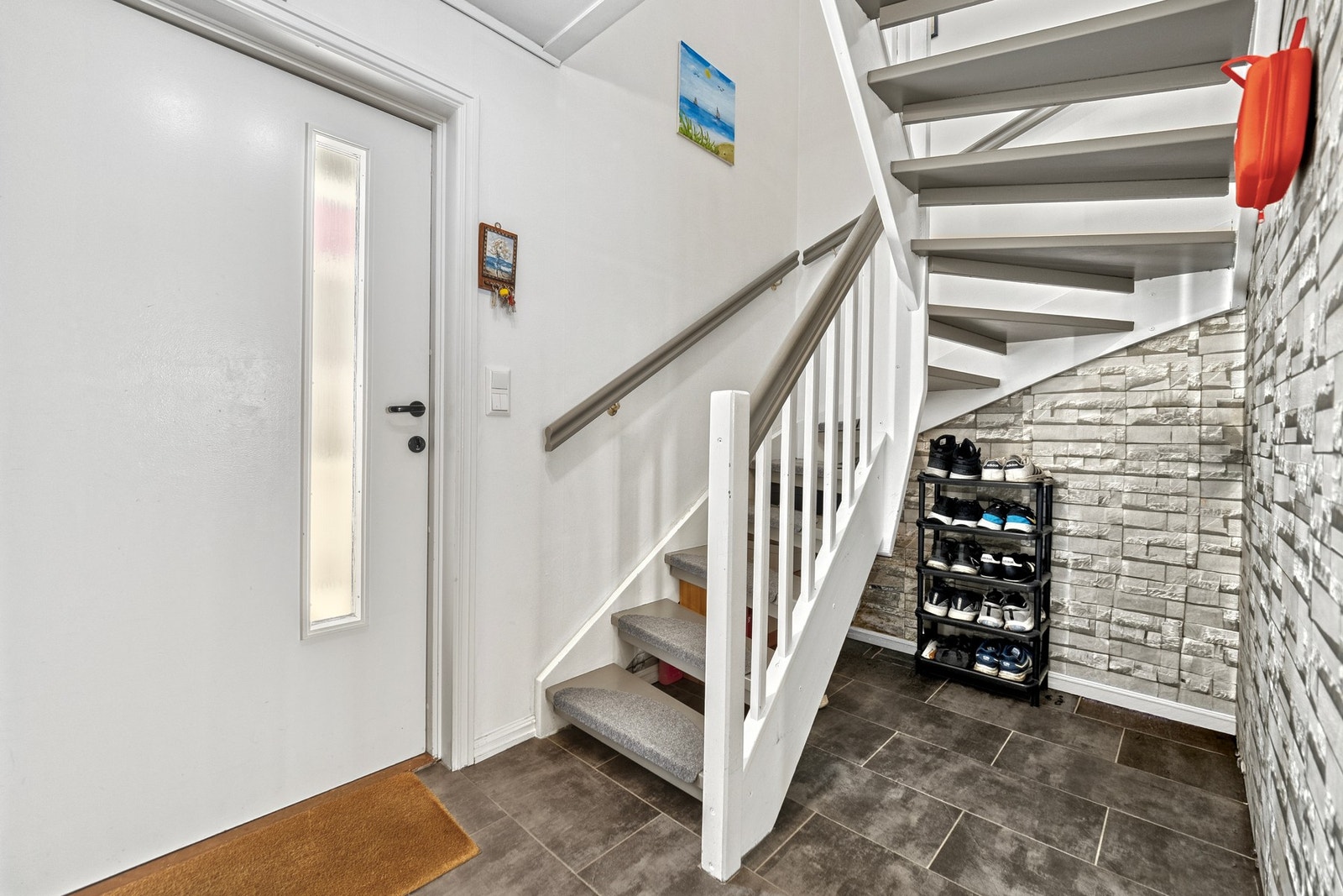 Vi blir ønsket velkommen i en pen entré med flislagt gulv. Galleribilde