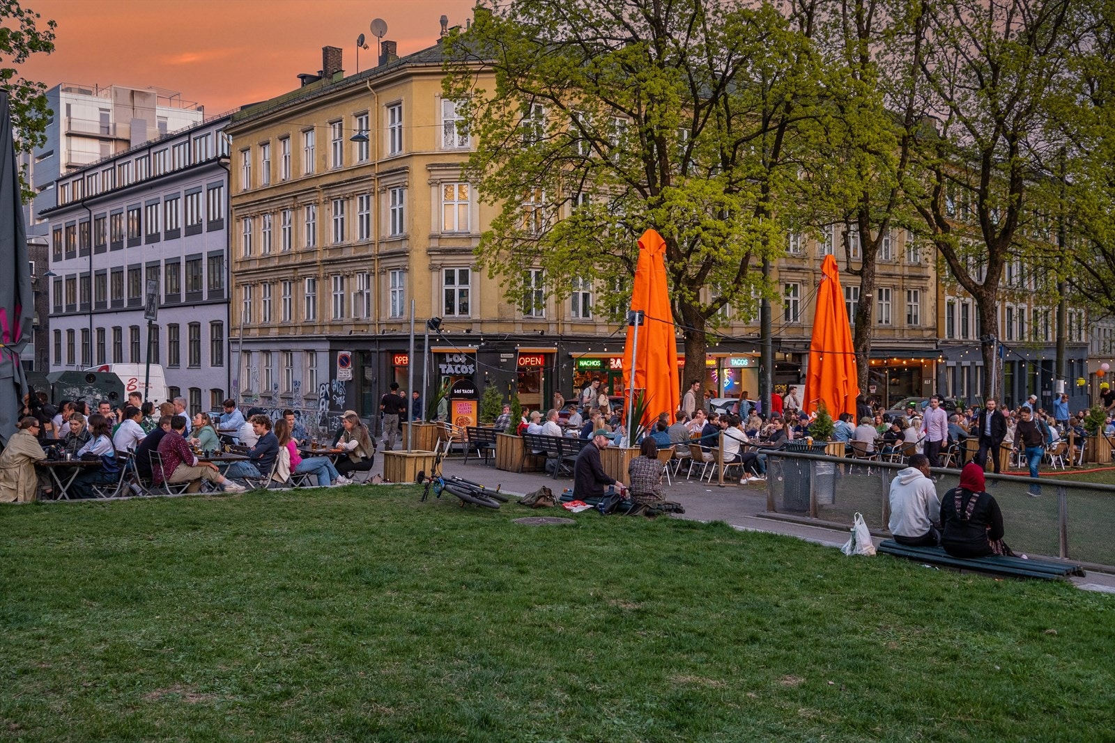 Alexander Kiellands Plass med flere uteserveringer og et yrende liv. Galleribilde