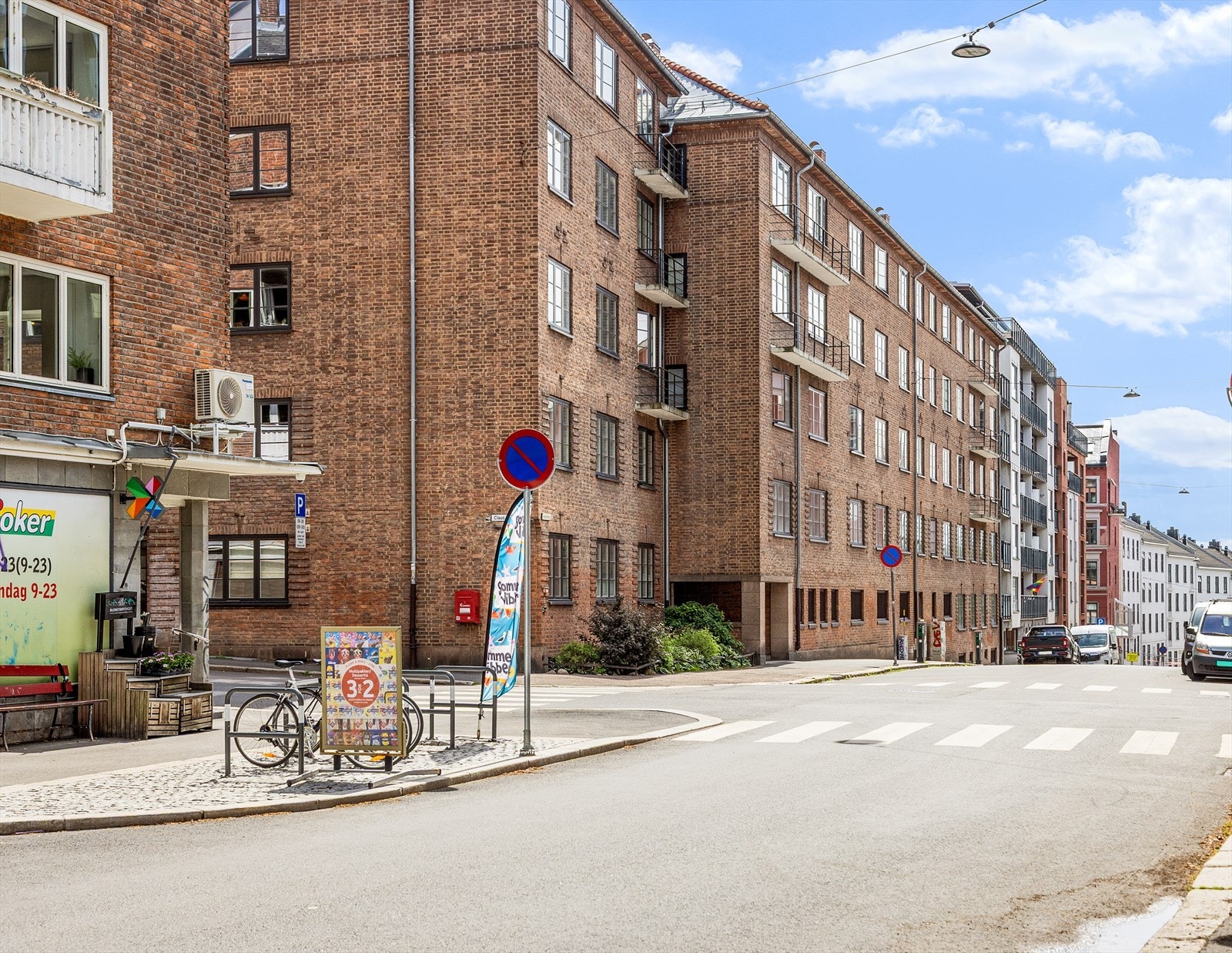 Få minutter fra boligen finnes det mange hyggelige kaféer og restauranter med uteservering, nærbutikker (også søndagsåpne) og treningssentre. Galleribilde