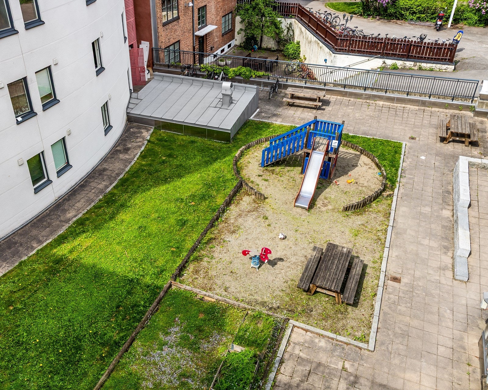 Eiendommen har også en romslig, grønn og velholdt felles bakgård som skaper et hyggelig og skjermet miljø midt i byen. Galleribilde