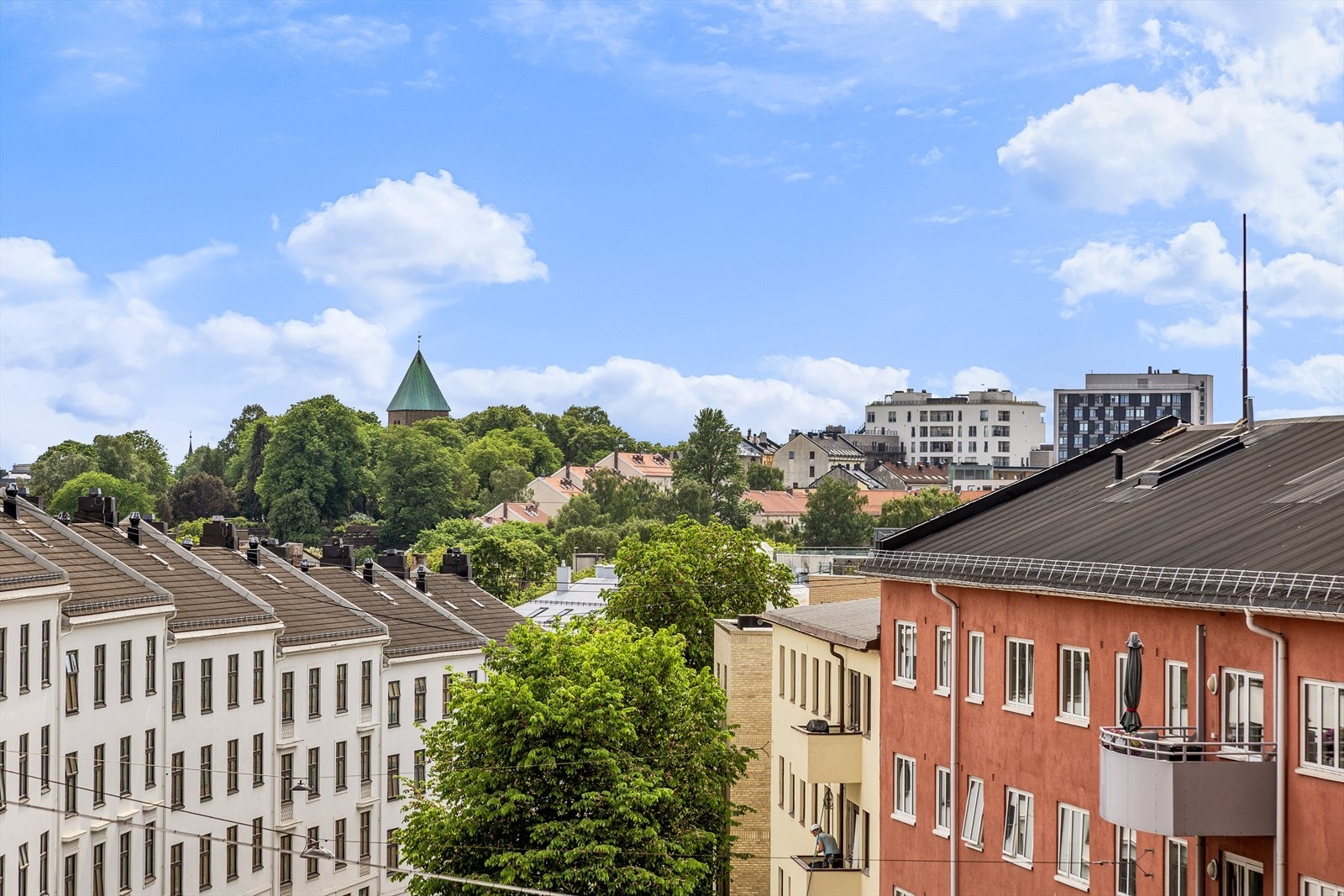 Området er svært attraktivt og har et levende nærmiljø med hyggelige serveringssteder, kaféer og et pulserende gatebilde, særlig i sommerhalvåret. Galleribilde