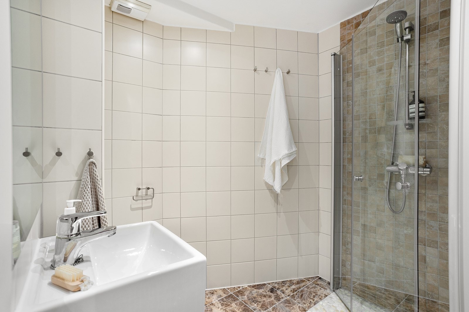 Badet er fra byggeår og er utført som prefabrikkert baderomsmodul fra Con Form. Marmorfliser på bad er nyslipt og impregnert. Galleribilde