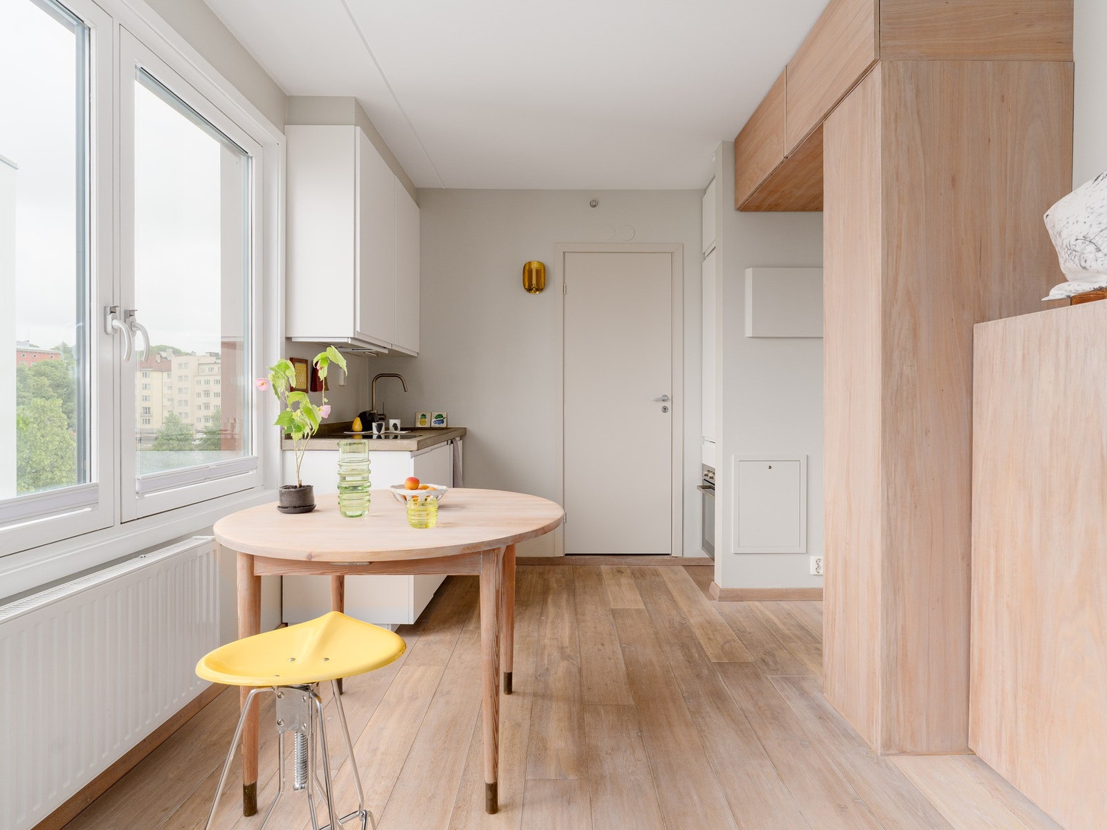 Heltre gulv med brede bord i eik, røkt og hvitoljet fra Skovin gulv. Plassbygd skap i stil. Den ton-i-ton-inspirerte materialbruken gir leiligheten et helhetlig preg. Galleribilde