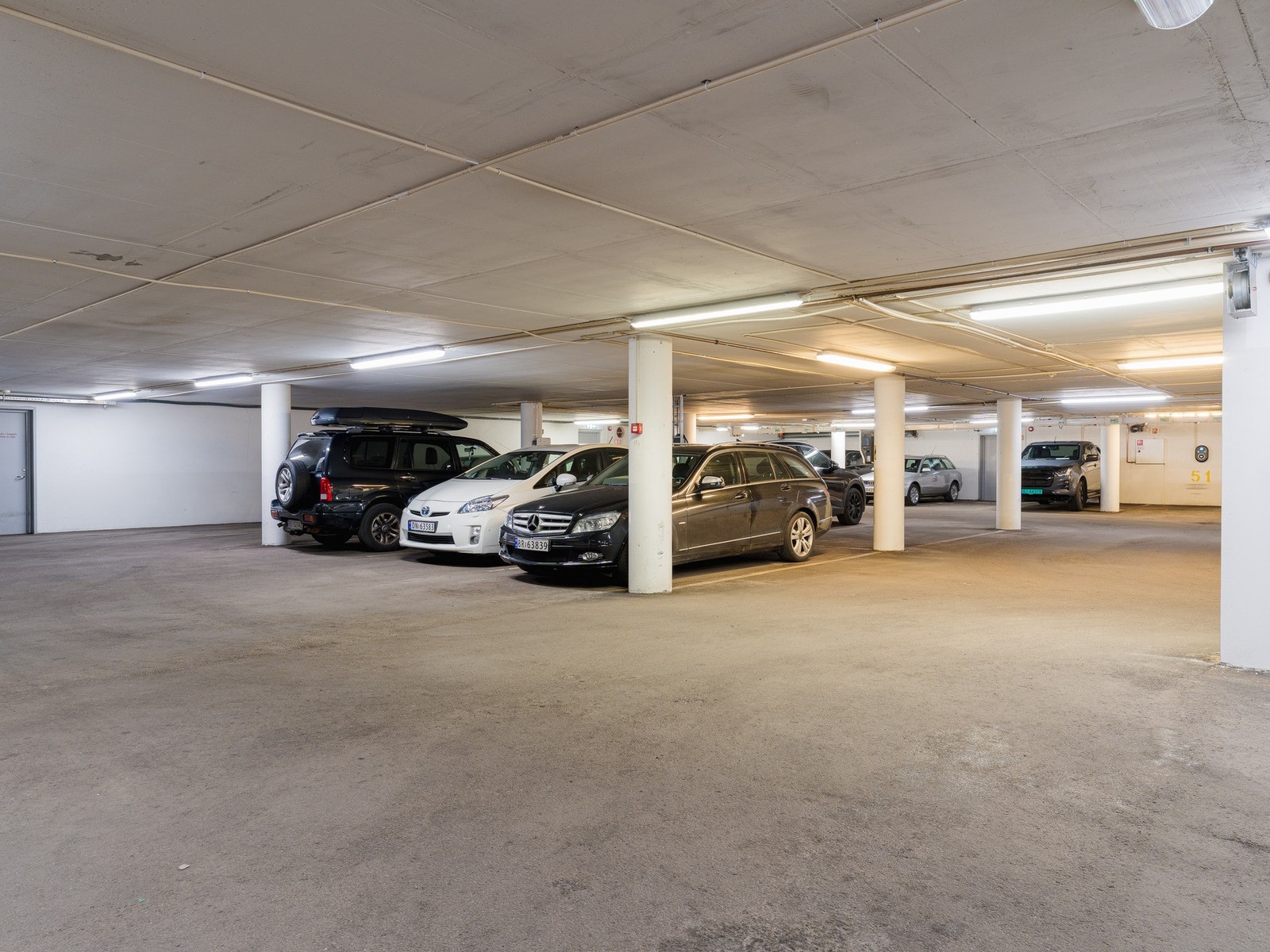 Enkelte seksjonseiere har bruksrett til garasjeplass i bygget. Mulighet for kjøp/leie i privat regi etter ledighet. Galleribilde