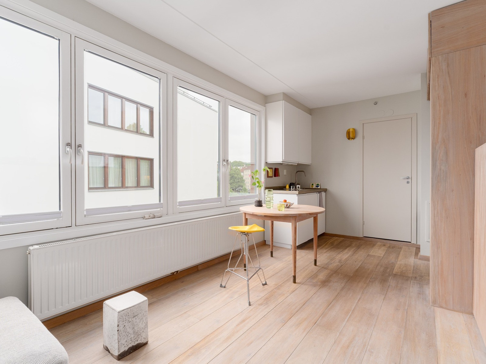Leiligheten har svært lave felleskostnader på kr. 1367/mnd p.d.d. Denne summen inkluderer internett, varmtvann og oppvarming via fjernvarme fra radiator. Galleribilde