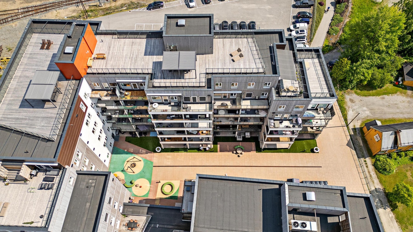 Opparbeidede fellesarealer med lekeplass og sittebenker Galleribilde