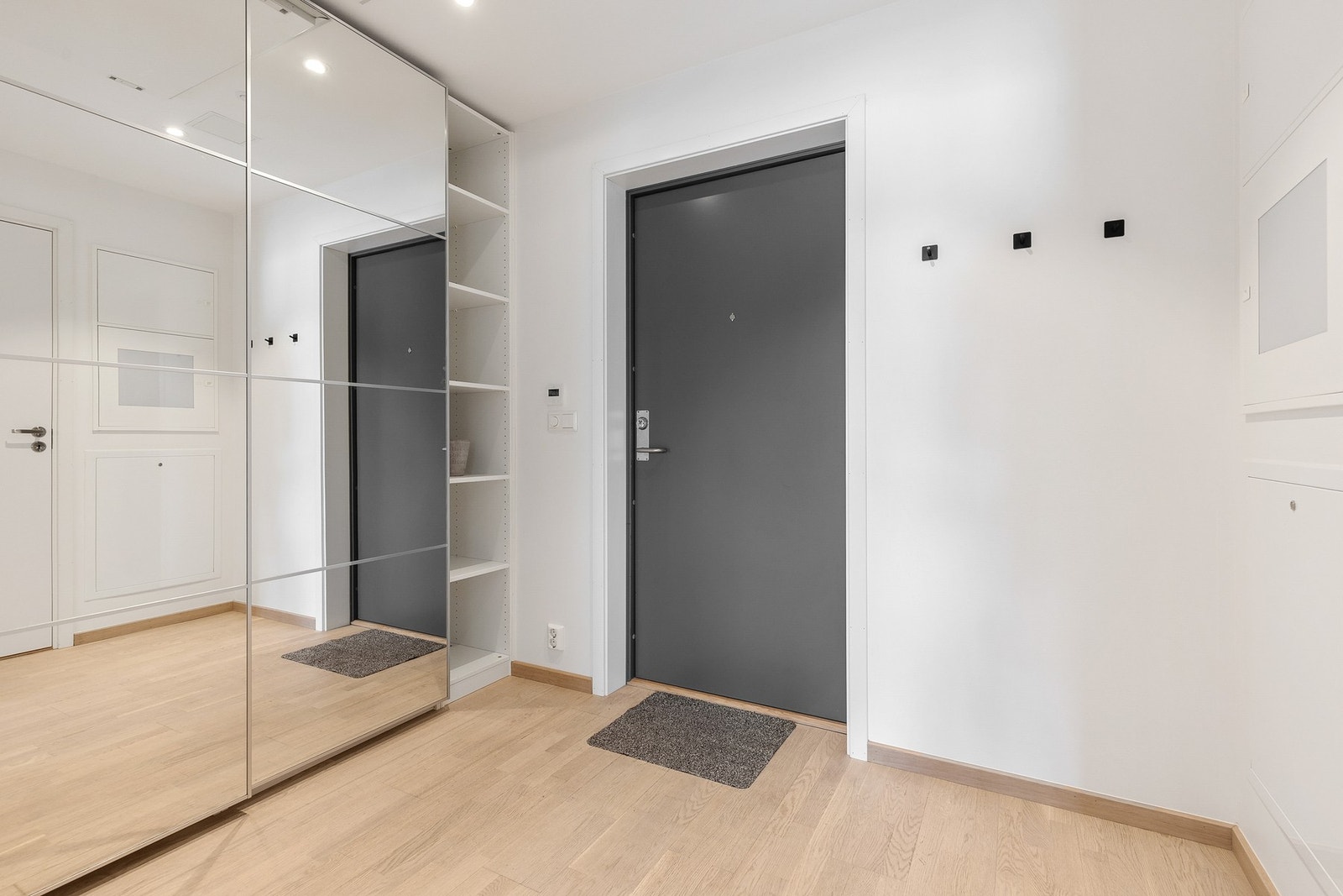 Det er fin plass til å oppbevare yttertøy og sko i skyvedørsgarderobe med speilfronter Galleribilde