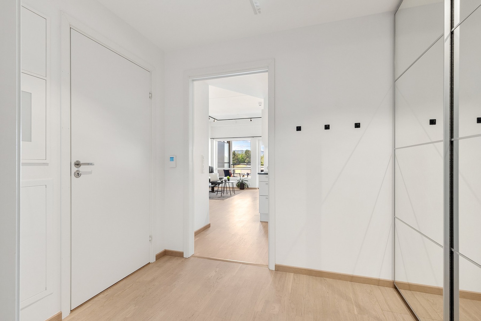Stor entré/gang med adkomst til bad og stue/kjøkken Galleribilde