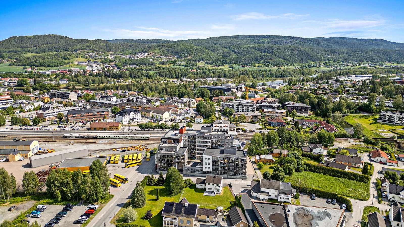 Transportmulighetene er svært gode, med kun 2 minutters gangavstand til Hokksund stasjon Galleribilde