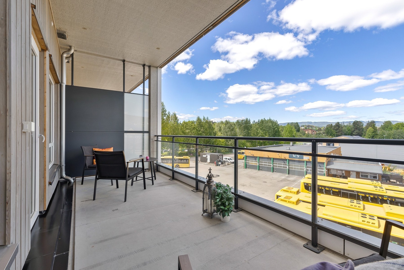 Fra stuen er det utgang til overbygget balkong på ca. 12 kvm Galleribilde