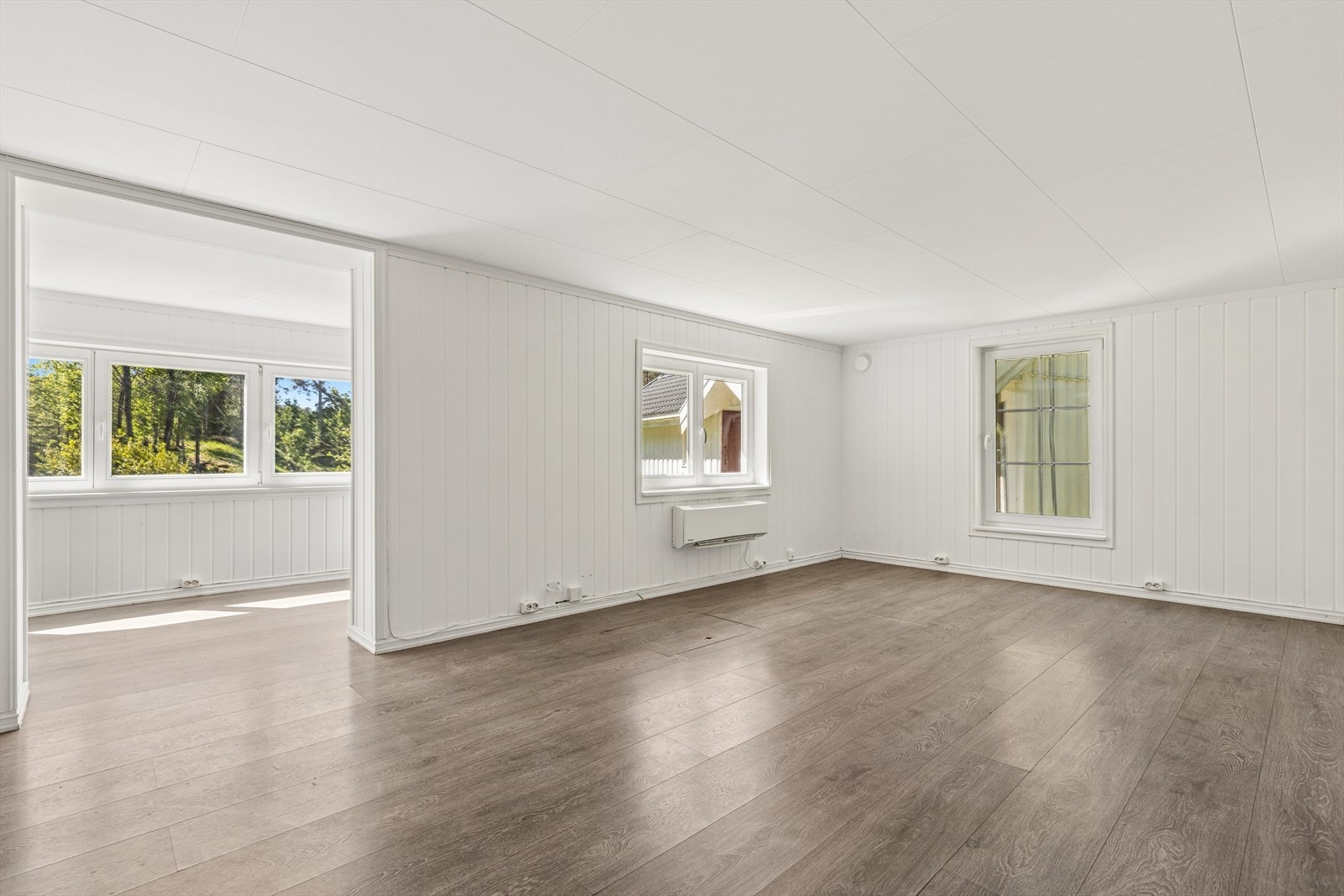 Stuen har plass til flere soner og har gjennomgående laminatgulv. Galleribilde