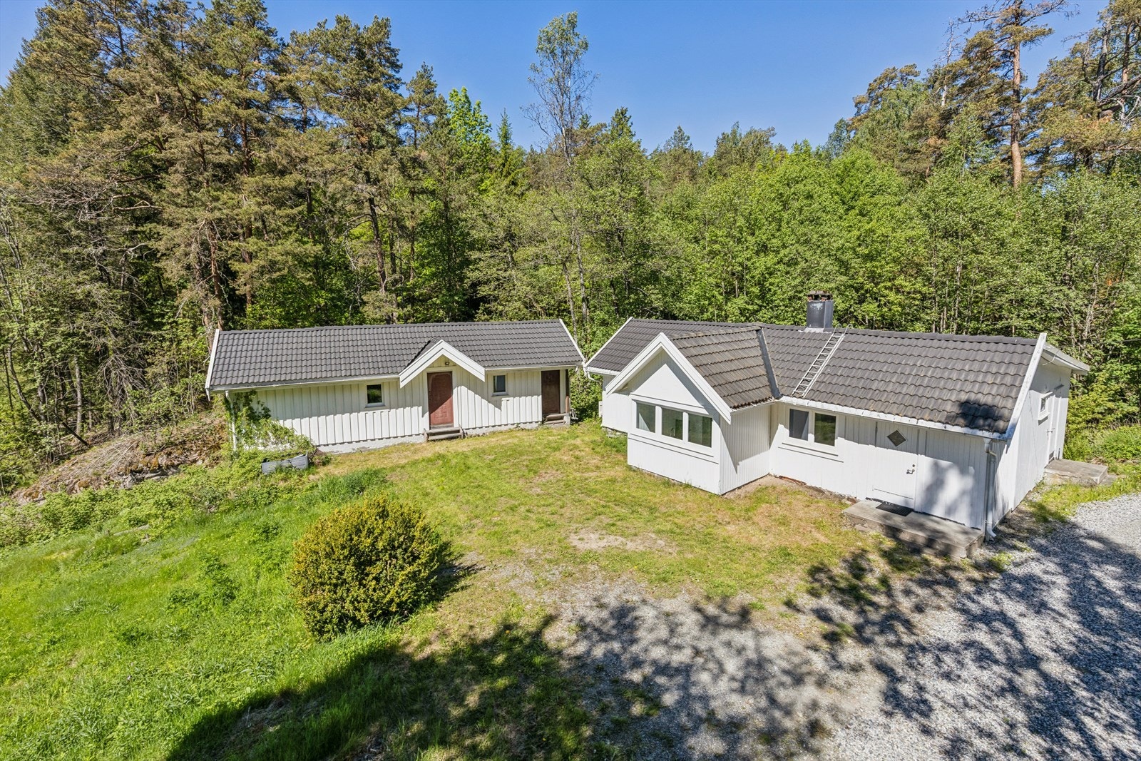 Eneboligen er oppført i 1907 og har en grunnmur i naturstein. Galleribilde