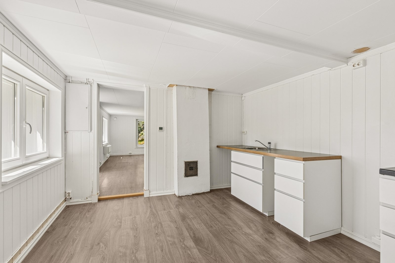 Kjøkkenet ble satt på plass i 2022, med nytt laminatgulv over en nystøpt såle fra samme år. Galleribilde