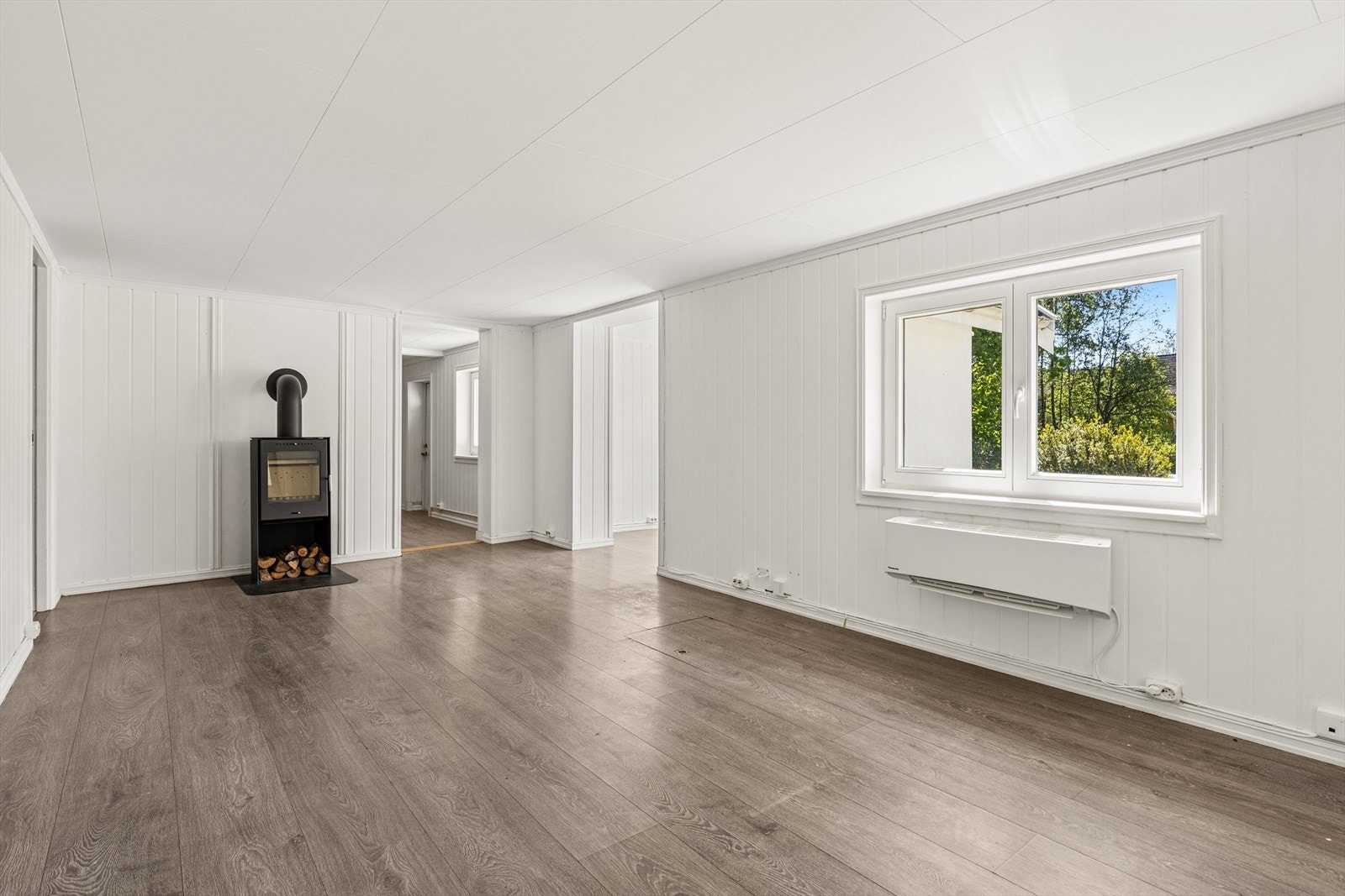 Oppvarming med både vedovn og en varmepumpe som ble installert i 2022. Galleribilde