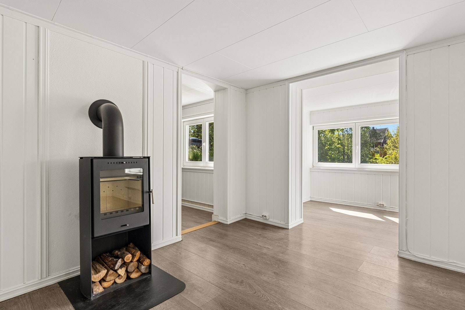 Boligen har store vindusflater som slipper inn rikelig med naturlig lys. Galleribilde