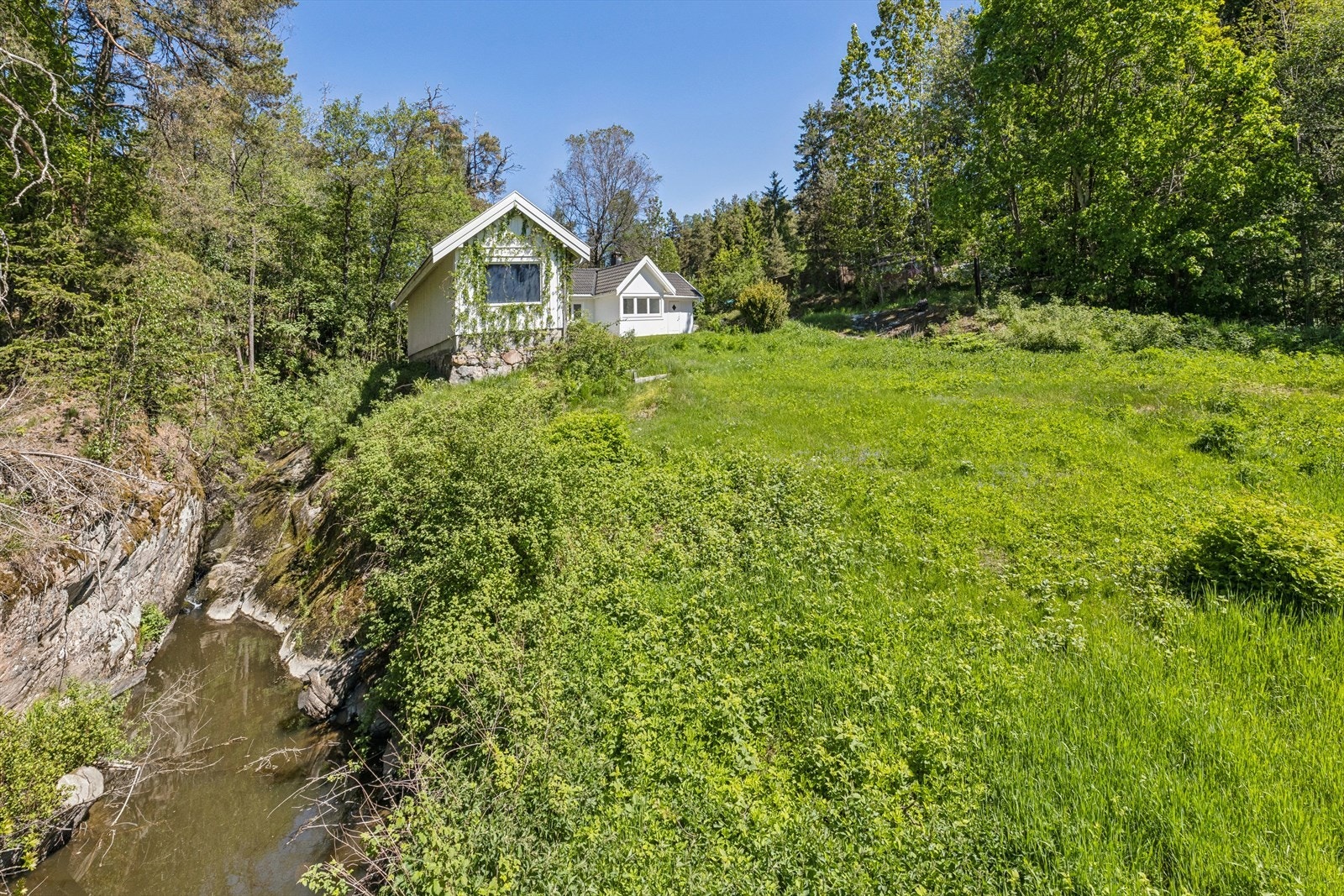 Eiendommen ligger på en romslig tomt med byggegrunn av fjell. Galleribilde