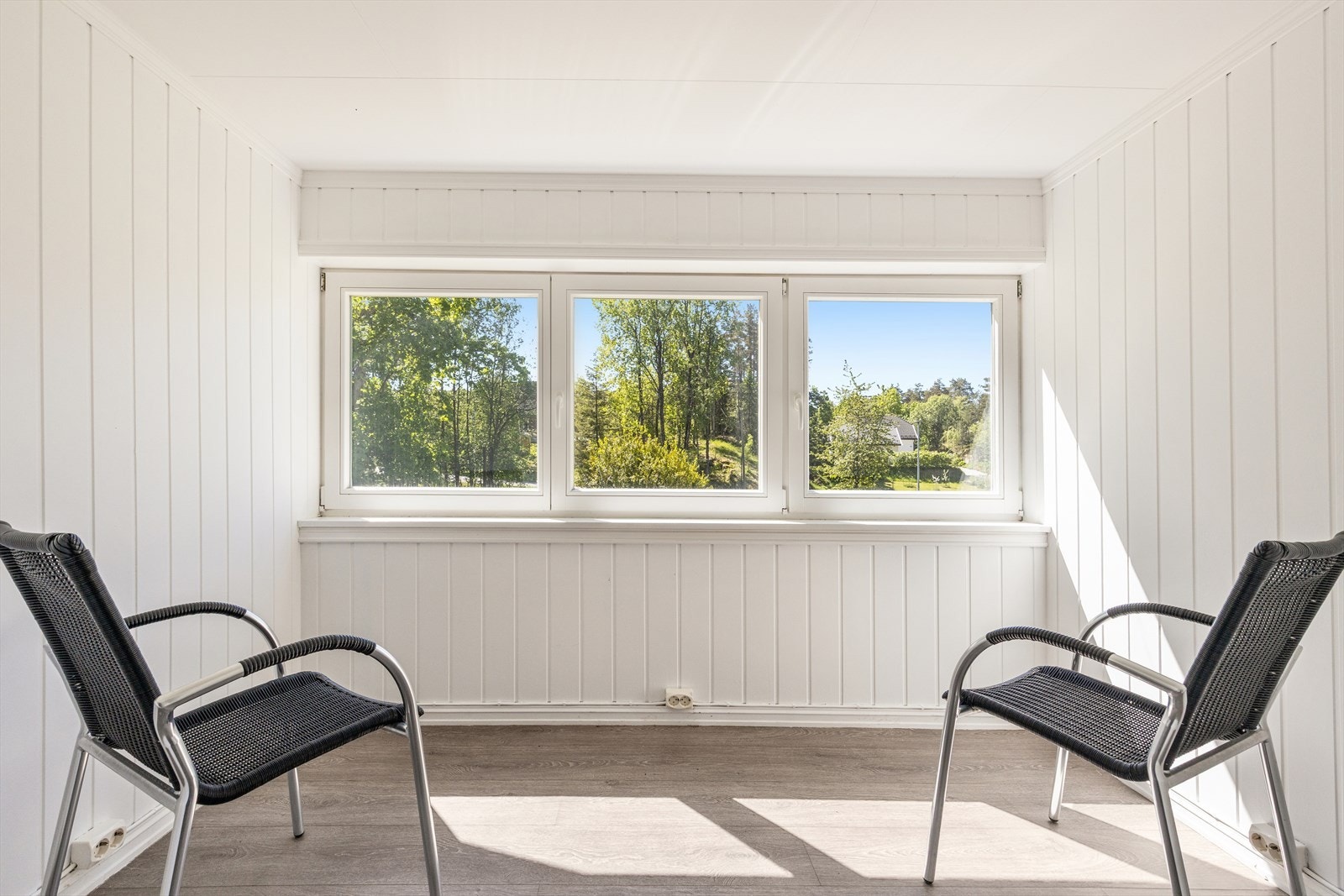 En lys og trivelig del av stuen, ideell for en lesekrok eller sittegruppe. Galleribilde