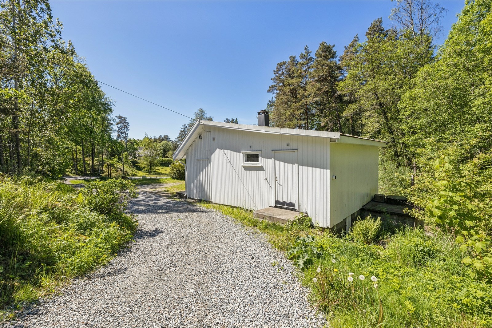 Eiendommen har et separat anneks på ca. 38 m² som benyttes til lagring. Galleribilde